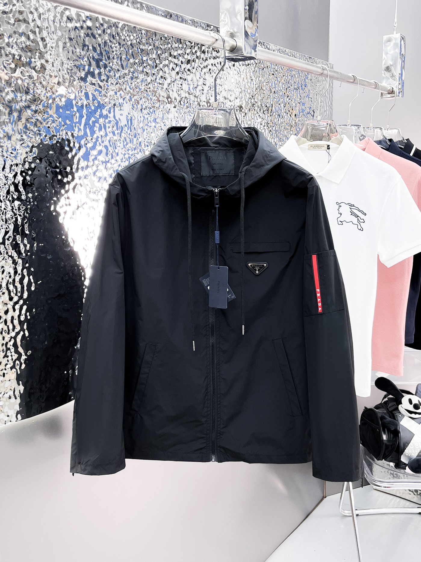 NO:135020,Prada's official website has the same style, complete three standards, and is released in advance. SS's new men's jacket, double-sided wear, full three standards, high-end version, customized counter fabric, breathable and comfortable, impeccable details, brand element design concept, reflecting high quality. The feel is delicate and soft, presents casual cut, and the upper body style is superb. The number of sizes M~3XL, maximum wear 195 catties, prada, jackets & coats, jackets & coats, alexander wang19860909普拉达 官网同款,三标齐全,提前发售 ss开春新款男士夹克外套,双面穿原单三标齐全高端版本 专柜定制面料 透气舒适度高,细节无可挑剔,品牌元素设计理念,体现高品质.手感细腻柔软 呈现休闲裁剪,上身版型超赞 码数M～3XL,最大穿195斤,,prada,jackets & coats,jackets & coats,alexander wang,Men's clothing