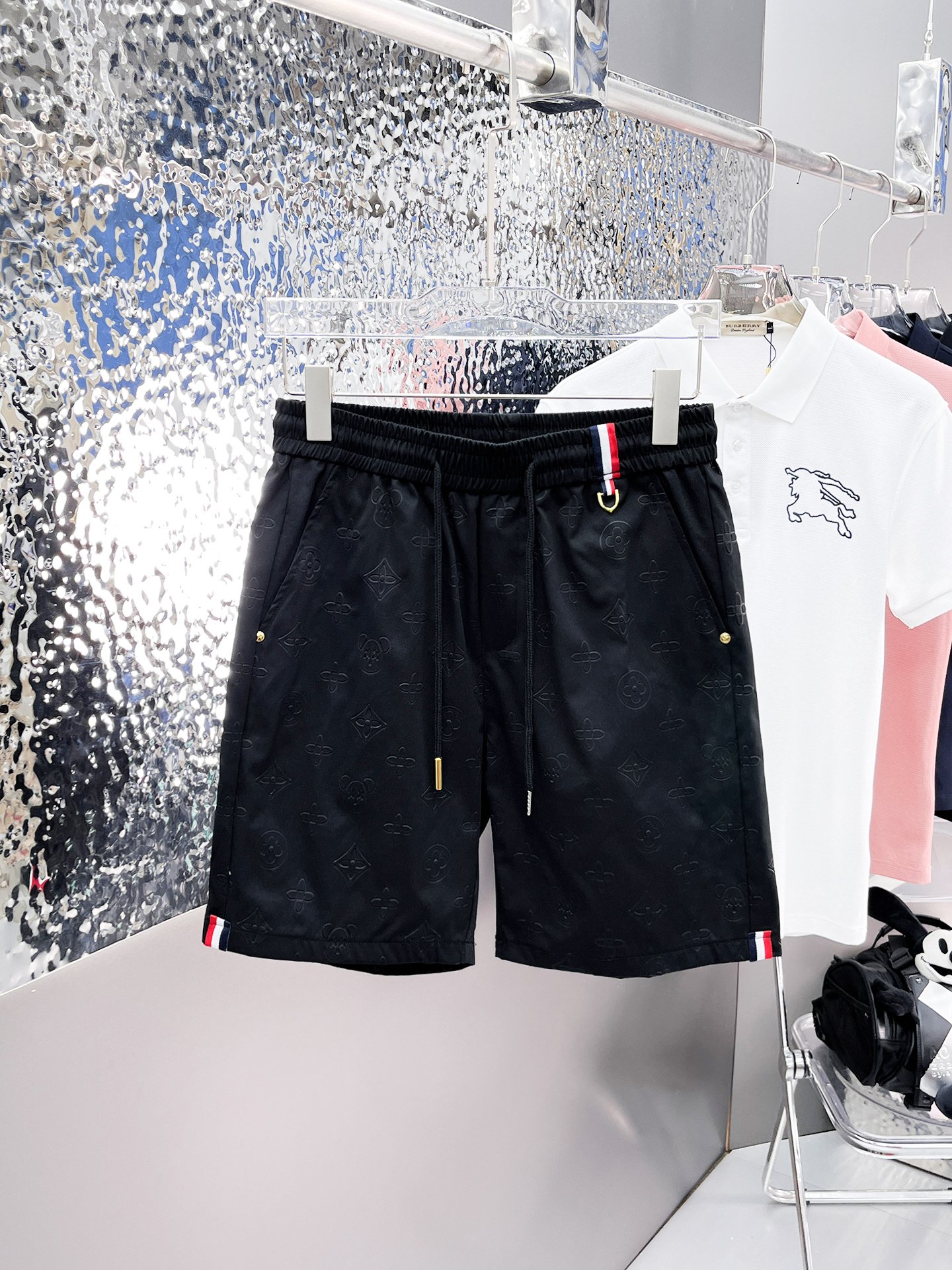 NO:140526,The LV three-standard new 2025 summer casual shorts, high-end custom fabric breathable fabric, extremely breathable, elastic and comfortable, impeccable details, top-level auxiliary materials, original logo design concept, delicate and soft feel!  The upper body style is excellent!  Size M-XXXL order to report height and weight, louis vuitton, shorts, alexander wang19860909LV三标齐全 2025夏季新款男士休闲短裤,高级定制面料透气面料 透气弹力舒适度极高,细节无可挑剔,顶级辅料配备,原版logo设计理念,手感细腻柔软！上身版型超赞！尺码M-XXXL下单报身高体重,,louis vuitton,shorts,alexander wang,Men's clothing