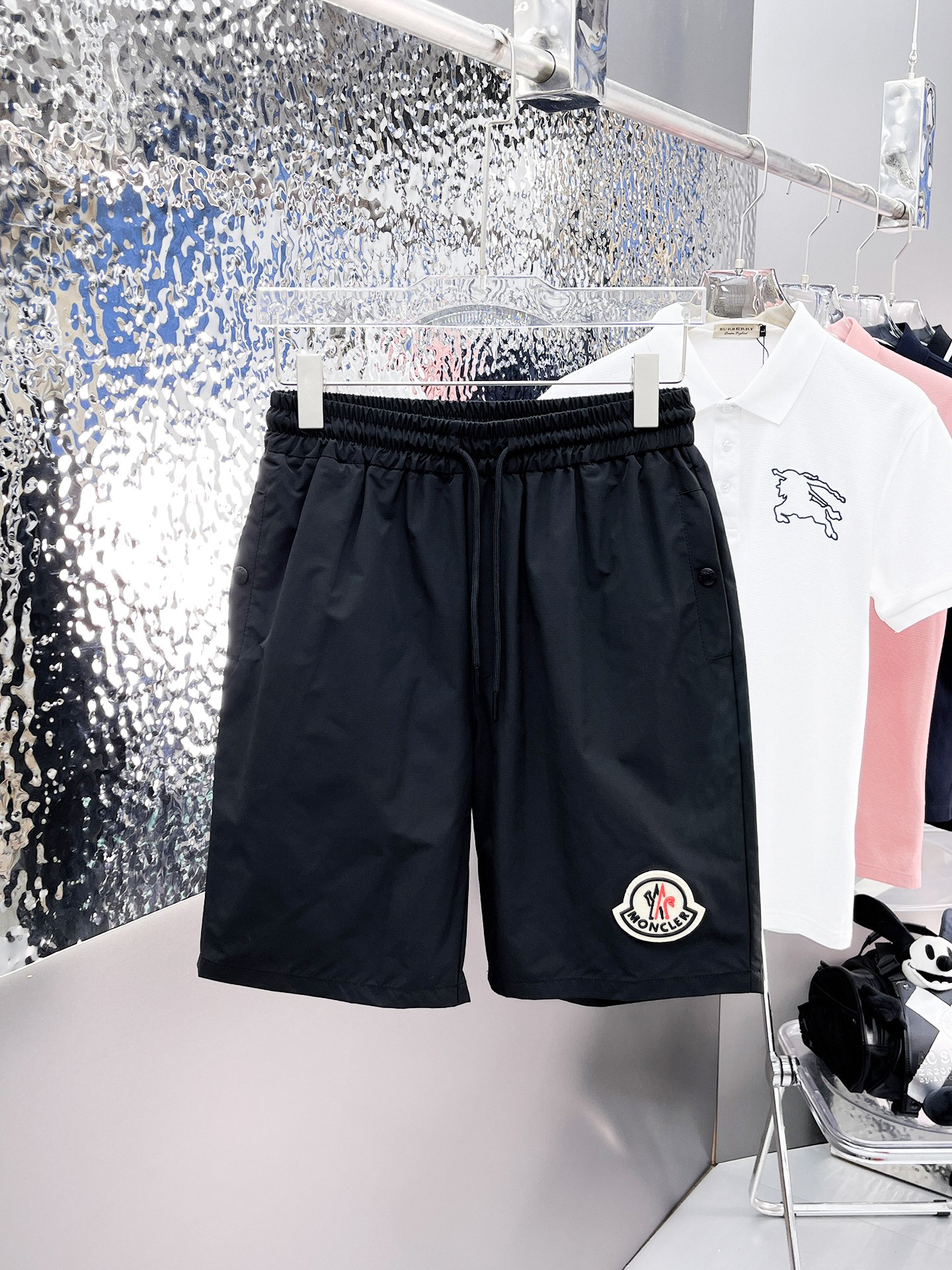 NO:140551,Complete three-stitched masks. 2025 summer new men's casual shorts, high-end custom fabric breathable fabric, extremely breathable, elastic and comfortable, impeccable details, top-level auxiliary materials, original logo design concept, delicate and soft feel!  The upper body style is excellent!  Size M-XXXL order to report height and weight, Moncler, shorts, alexander wang19860909蒙口三标齐全 2025夏季新款男士休闲短裤,高级定制面料透气面料 透气弹力舒适度极高,细节无可挑剔,顶级辅料配备,原版logo设计理念,手感细腻柔软！上身版型超赞！尺码M-XXXL下单报身高体重,,Moncler,shorts,alexander wang,Men's clothing