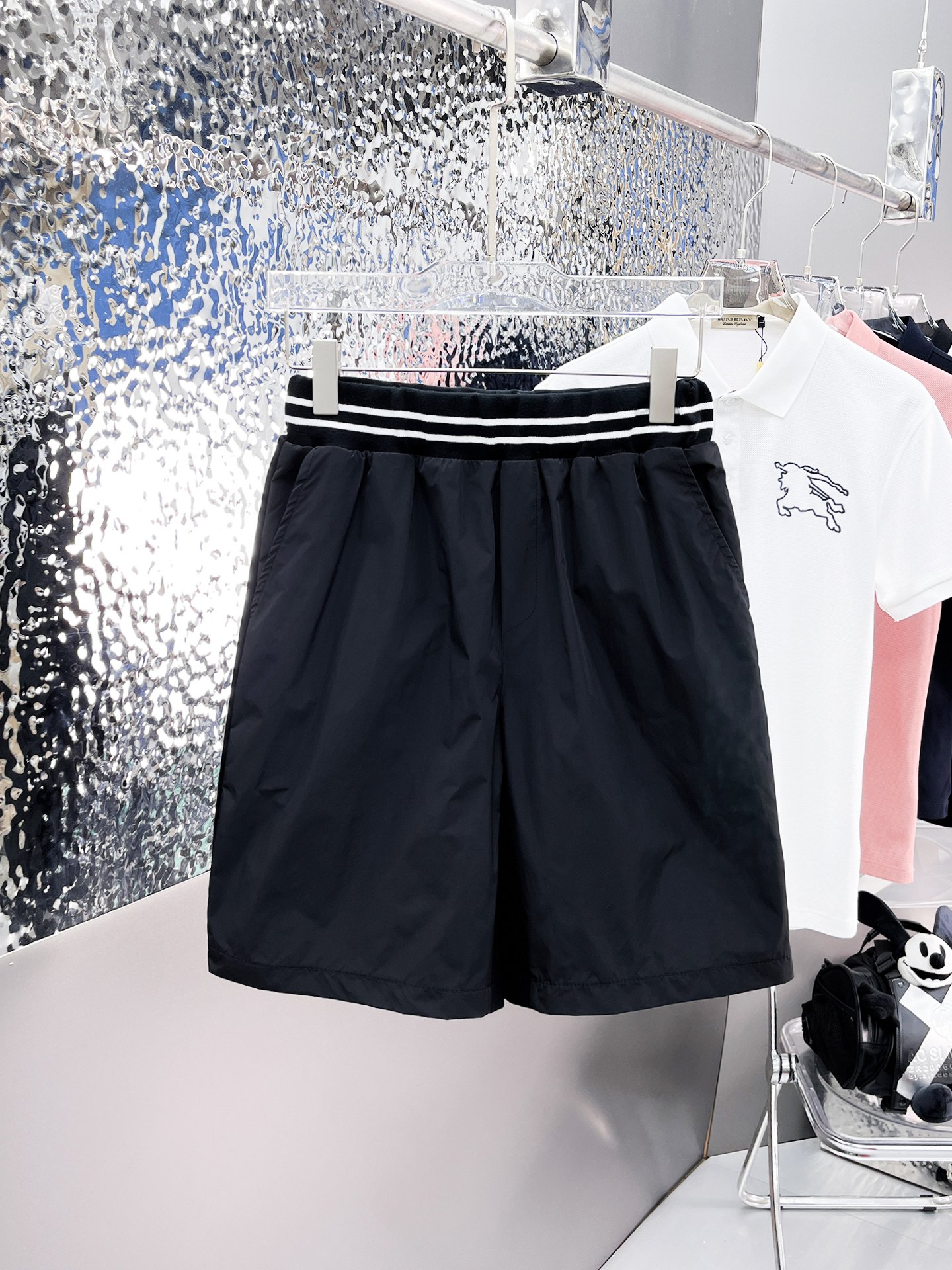 NO:140548,Prada has complete three standards. 2025 summer new men's casual shorts, high-end custom fabric breathable fabric, extremely breathable, elastic and comfortable, impeccable details, top-level auxiliary materials, original logo design concept, delicate and soft feel!  The upper body style is excellent!  Size M-XXXL order to report height and weight, prada, shorts, alexander wang19860909普拉达三标齐全 2025夏季新款男士休闲短裤,高级定制面料透气面料 透气弹力舒适度极高,细节无可挑剔,顶级辅料配备,原版logo设计理念,手感细腻柔软！上身版型超赞！尺码M-XXXL下单报身高体重,,prada,shorts,alexander wang,Men's clothing