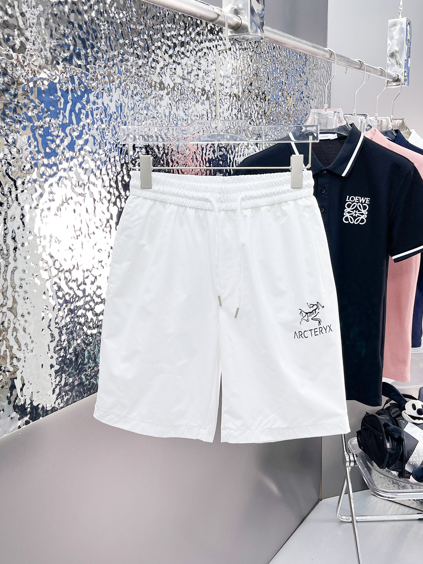 NO:140545,Archaeopteryx has complete three standards. 2025 summer new men's casual shorts, high-end custom fabric breathable fabric, extremely breathable, elastic and comfortable, impeccable details, top-level auxiliary materials, original logo design concept, delicate and soft feel!  The upper body style is excellent!  Size M-XXXL order to report height and weight, arc'teryx, shorts, alexander wang19860909始祖鸟三标齐全 2025夏季新款男士休闲短裤,高级定制面料透气面料 透气弹力舒适度极高,细节无可挑剔,顶级辅料配备,原版logo设计理念,手感细腻柔软！上身版型超赞！尺码M-XXXL下单报身高体重,arc'teryx,shorts,alexander wang,Men's clothing