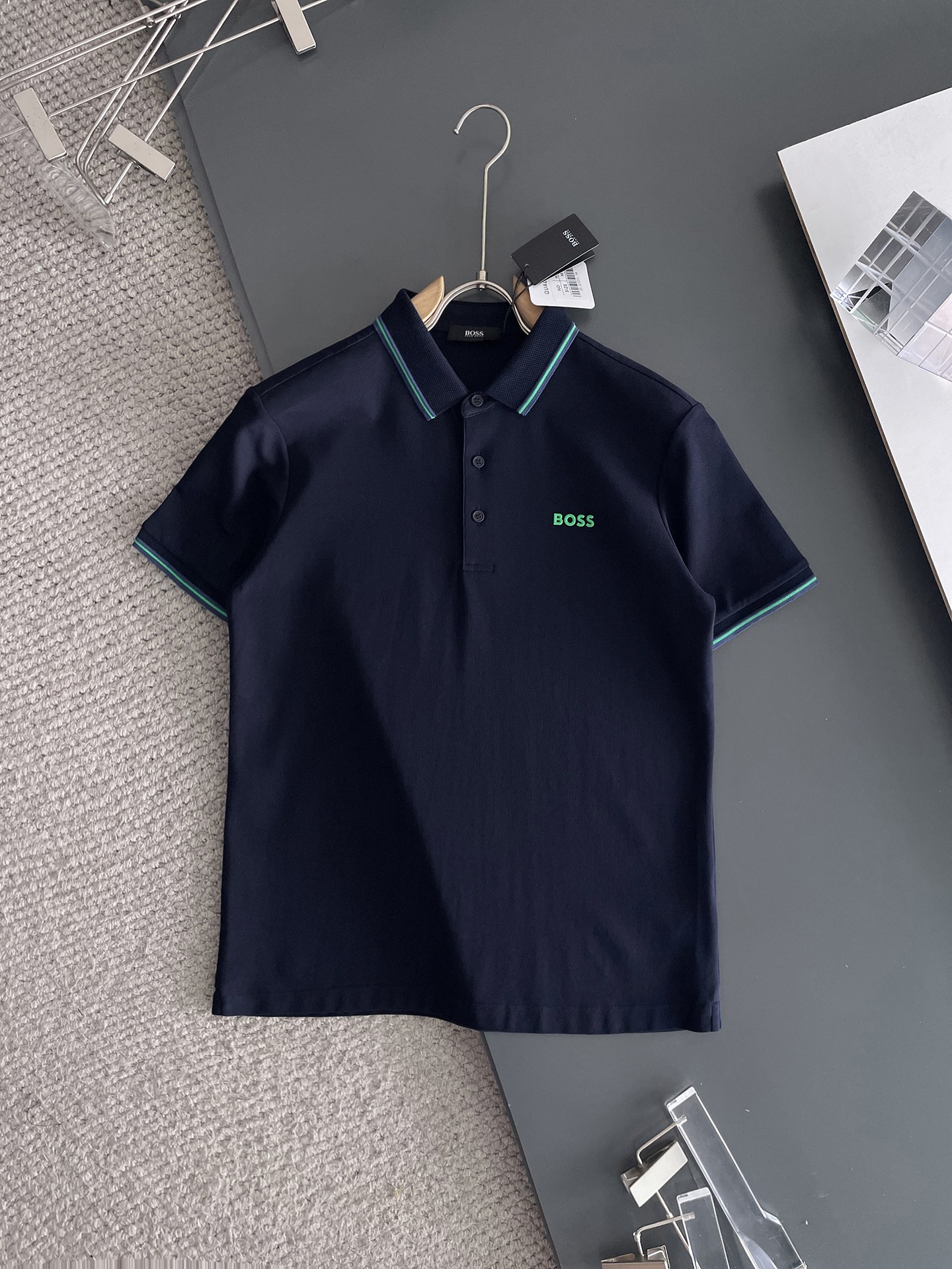 NO:132542,BOSS ss summer new letter logo men's lapel Polo shirt!  Classic business men's style, high-end men's style at the ceiling level of business men's style!  Simple, fashionable and elegant, single-wearing inner wear is decent, quality control/detail control takes away, low-key, luxurious and connotative!  Customer-supplied fixed mesh flooring cotton cloth is carefully made, the surface of the fabric is evenly arranged and neatly arranged, with excellent breathability and heat dissipation and sweat resistance, and the comfort level of the upper body is completely better than that of ordinary single-sided sweat cloth tissue!  The classic brand LOGO logo on the chest is created with top-level craftsmanship. The LOGO has three-dimensional, clear and full texture, and is an extraordinary product in the classic field whether it is inner wear or single wear!  The exquisite cutting process, the processing of every detail is very standard and delicate, and it is comparable to that of ordinary LOW products on the market. Men must enter the basic versatile Polo shirts!  Multi-color Size M-4xl, alexander wang19860909BOSS ss夏季新款字母logo男士翻领Polo衫！经典商务男款,高端男装的天花板级别的商务男款！简约时尚大气不失优雅,单穿内搭体面过人,品质控/细节控的闭眼带走,低调又奢华有内涵！ 客供定织网眼珠地棉布精心制成,面料表面排列均匀整齐的网眼纹理,透气性和散热排汗性极佳,上身舒适程度完全优于普通单面汗布组织！胸前经典的品牌LOGO标识,采用顶级工艺打造,LOGO立体清晰饱满,质感非凡的特质,无论是内搭还是单穿都是一款经典领域的产品！精妙绝伦的裁剪工艺,每一个细节处理的非常标准细腻,非市面一般LOW货可以媲美的,男士必入基础百搭款Polo衫推荐！ 颜色多颜色 尺码M-4xl,,alexander wang,Men's clothing