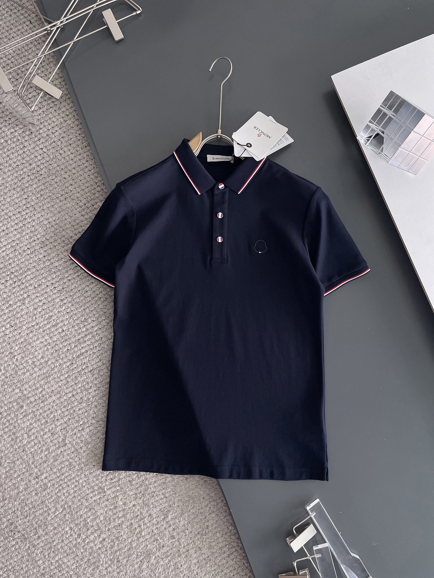 NO:132545,The new summer letter logo for men's lapel Polo shirt!  Classic business men's style, high-end men's style at the ceiling level of business men's style!  Simple, fashionable and elegant, single-wearing inner wear is decent, quality control/detail control takes away, low-key, luxurious and connotative!  Customer-supplied fixed mesh flooring cotton cloth is carefully made, the surface of the fabric is evenly arranged and neatly arranged, with excellent breathability and heat dissipation and sweat resistance, and the comfort level of the upper body is completely better than that of ordinary single-sided sweat cloth tissue!  The classic brand LOGO logo on the chest is created with top-level craftsmanship. The LOGO has three-dimensional, clear and full texture, and is an extraordinary product in the classic field whether it is inner wear or single wear!  The exquisite cutting process, the processing of every detail is very standard and delicate, and it is comparable to that of ordinary LOW products on the market. Men must enter the basic versatile Polo shirts!  Multi-color Size M-4xl, Moncler, alexander wang19860909蒙口 ss夏季新款字母logo男士翻领Polo衫！经典商务男款,高端男装的天花板级别的商务男款！简约时尚大气不失优雅,单穿内搭体面过人,品质控/细节控的闭眼带走,低调又奢华有内涵！ 客供定织网眼珠地棉布精心制成,面料表面排列均匀整齐的网眼纹理,透气性和散热排汗性极佳,上身舒适程度完全优于普通单面汗布组织！胸前经典的品牌LOGO标识,采用顶级工艺打造,LOGO立体清晰饱满,质感非凡的特质,无论是内搭还是单穿都是一款经典领域的产品！精妙绝伦的裁剪工艺,每一个细节处理的非常标准细腻,非市面一般LOW货可以媲美的,男士必入基础百搭款Polo衫推荐！ 颜色多颜色 尺码M-4xl,,Moncler,alexander wang,Men's clothing