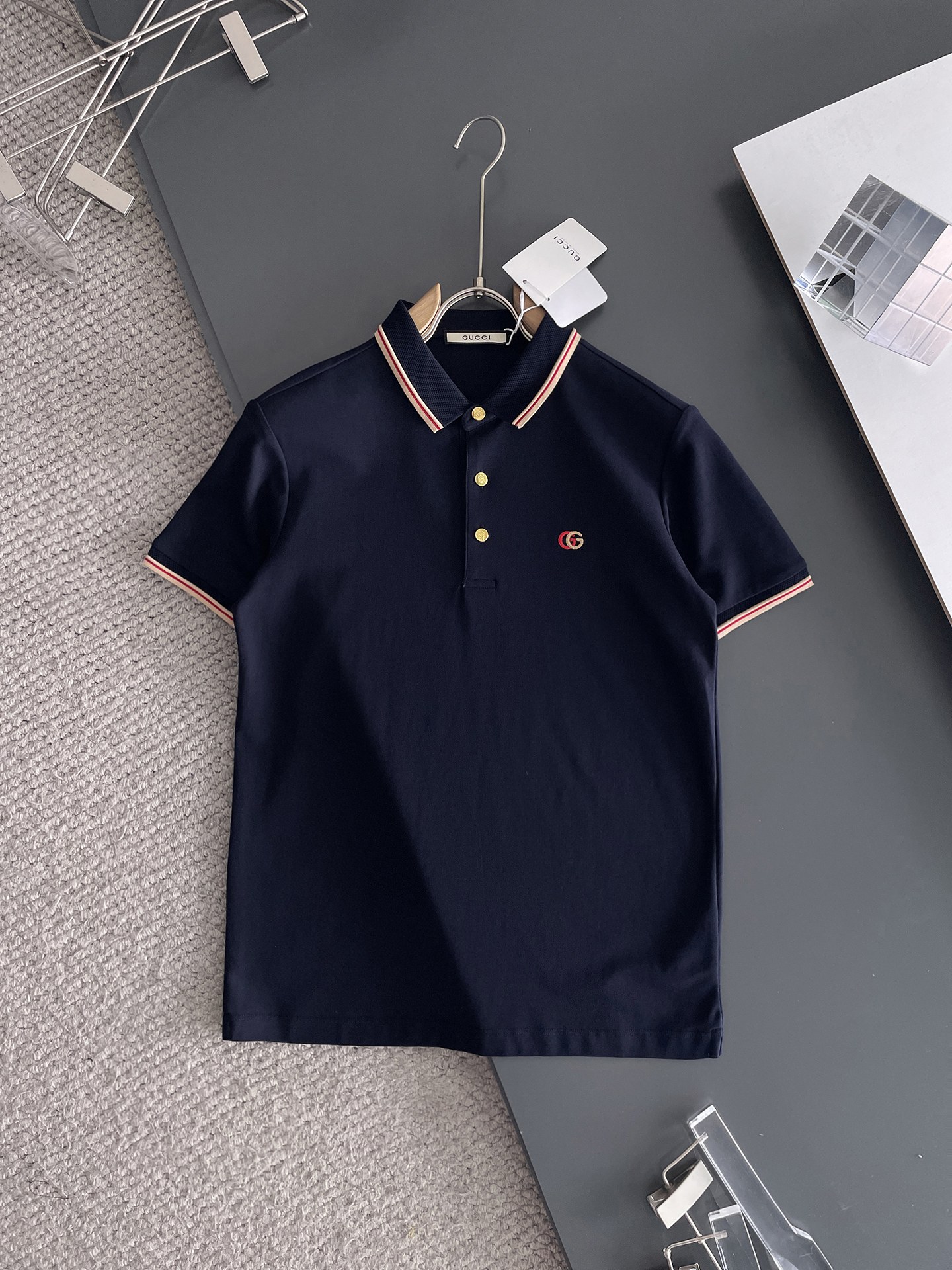 NO:132547,Guchi ss summer new letter logo men's lapel Polo shirt!  Classic business men's style, high-end men's style at the ceiling level of business men's style!  Simple, fashionable and elegant, single-wearing inner wear is decent, quality control/detail control takes away, low-key, luxurious and connotative!  Customer-supplied fixed mesh flooring cotton cloth is carefully made, the surface of the fabric is evenly arranged and neatly arranged, with excellent breathability and heat dissipation and sweat resistance, and the comfort level of the upper body is completely better than that of ordinary single-sided sweat cloth tissue!  The classic brand LOGO logo on the chest is created with top-level craftsmanship. The LOGO has three-dimensional, clear and full texture, and is an extraordinary product in the classic field whether it is inner wear or single wear!  The exquisite cutting process, the processing of every detail is very standard and delicate, and it is comparable to that of ordinary LOW products on the market. Men must enter the basic versatile Polo shirts!  Multi-color Size M-4xl, alexander wang19860909古奇 ss夏季新款字母logo男士翻领Polo衫！经典商务男款,高端男装的天花板级别的商务男款！简约时尚大气不失优雅,单穿内搭体面过人,品质控/细节控的闭眼带走,低调又奢华有内涵！ 客供定织网眼珠地棉布精心制成,面料表面排列均匀整齐的网眼纹理,透气性和散热排汗性极佳,上身舒适程度完全优于普通单面汗布组织！胸前经典的品牌LOGO标识,采用顶级工艺打造,LOGO立体清晰饱满,质感非凡的特质,无论是内搭还是单穿都是一款经典领域的产品！精妙绝伦的裁剪工艺,每一个细节处理的非常标准细腻,非市面一般LOW货可以媲美的,男士必入基础百搭款Polo衫推荐！ 颜色多颜色 尺码M-4xl,,alexander wang,Men's clothing