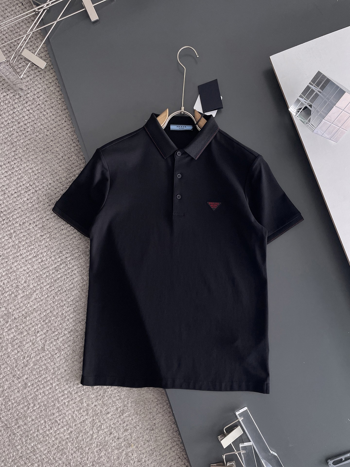 NO:132546,Prada ss summer new letter logo men's lapel Polo shirt!  Classic business men's style, high-end men's style at the ceiling level of business men's style!  Simple, fashionable and elegant, single-wearing inner wear is decent, quality control/detail control takes away, low-key, luxurious and connotative!  Customer-supplied fixed mesh flooring cotton cloth is carefully made, the surface of the fabric is evenly arranged and neatly arranged, with excellent breathability and heat dissipation and sweat resistance, and the comfort level of the upper body is completely better than that of ordinary single-sided sweat cloth tissue!  The classic brand LOGO logo on the chest is created with top-level craftsmanship. The LOGO has three-dimensional, clear and full texture, and is an extraordinary product in the classic field whether it is inner wear or single wear!  The exquisite cutting process, the processing of every detail is very standard and delicate, and it is comparable to that of ordinary LOW products on the market. Men must enter the basic versatile Polo shirts!  Multi-color Size M-4xl, prada, alexander wang19860909普拉达 ss夏季新款字母logo男士翻领Polo衫！经典商务男款,高端男装的天花板级别的商务男款！简约时尚大气不失优雅,单穿内搭体面过人,品质控/细节控的闭眼带走,低调又奢华有内涵！ 客供定织网眼珠地棉布精心制成,面料表面排列均匀整齐的网眼纹理,透气性和散热排汗性极佳,上身舒适程度完全优于普通单面汗布组织！胸前经典的品牌LOGO标识,采用顶级工艺打造,LOGO立体清晰饱满,质感非凡的特质,无论是内搭还是单穿都是一款经典领域的产品！精妙绝伦的裁剪工艺,每一个细节处理的非常标准细腻,非市面一般LOW货可以媲美的,男士必入基础百搭款Polo衫推荐！ 颜色多颜色 尺码M-4xl,,prada,alexander wang,Men's clothing