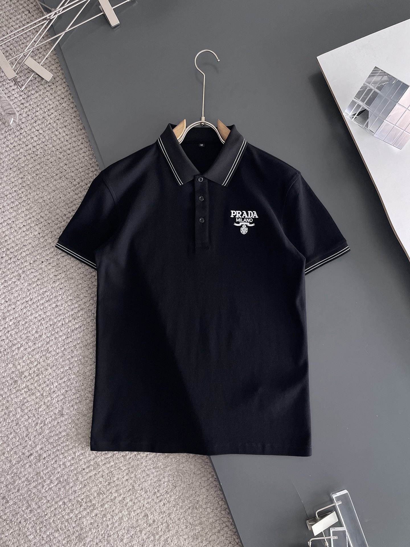 NO:132549,Prada ss summer new letter logo men's lapel Polo shirt!  Classic business men's style, high-end men's style at the ceiling level of business men's style!  Simple, fashionable and elegant, single-wearing inner wear is decent, quality control/detail control takes away, low-key, luxurious and connotative!  Customer-supplied fixed mesh flooring cotton cloth is carefully made, the surface of the fabric is evenly arranged and neatly arranged, with excellent breathability and heat dissipation and sweat resistance, and the comfort level of the upper body is completely better than that of ordinary single-sided sweat cloth tissue!  The classic brand LOGO logo on the chest is created with top-level craftsmanship. The LOGO has three-dimensional, clear and full texture, and is an extraordinary product in the classic field whether it is inner wear or single wear!  The exquisite cutting process, the processing of every detail is very standard and delicate, and it is comparable to that of ordinary LOW products on the market. Men must enter the basic versatile Polo shirts!  Multi-color Size M-3xl, Prada, alexander wang19860909普拉达 ss夏季新款字母logo男士翻领Polo衫！经典商务男款,高端男装的天花板级别的商务男款！简约时尚大气不失优雅,单穿内搭体面过人,品质控/细节控的闭眼带走,低调又奢华有内涵！ 客供定织网眼珠地棉布精心制成,面料表面排列均匀整齐的网眼纹理,透气性和散热排汗性极佳,上身舒适程度完全优于普通单面汗布组织！胸前经典的品牌LOGO标识,采用顶级工艺打造,LOGO立体清晰饱满,质感非凡的特质,无论是内搭还是单穿都是一款经典领域的产品！精妙绝伦的裁剪工艺,每一个细节处理的非常标准细腻,非市面一般LOW货可以媲美的,男士必入基础百搭款Polo衫推荐！ 颜色多颜色 尺码M-3xl,,prada,alexander wang,Men's clothing