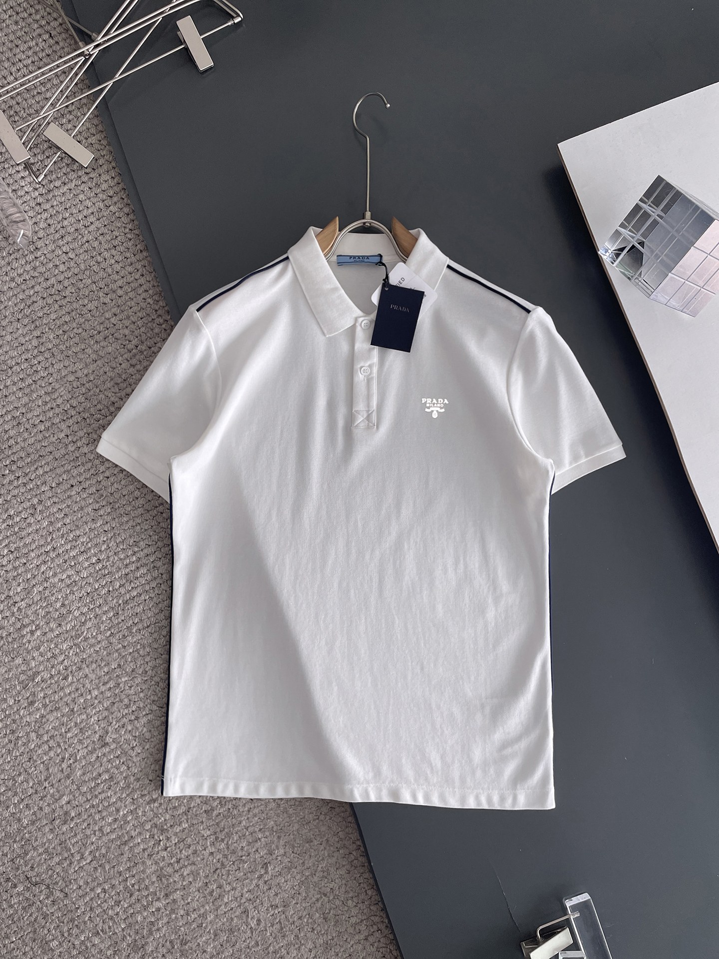 NO:132551,Prada ss summer new letter logo men's lapel Polo shirt!  Classic business men's style, high-end men's style at the ceiling level of business men's style!  Simple, fashionable and elegant, single-wearing inner wear is decent, quality control/detail control takes away, low-key, luxurious and connotative!  Customer-supplied fixed mesh flooring cotton cloth is carefully made, the surface of the fabric is evenly arranged and neatly arranged, with excellent breathability and heat dissipation and sweat resistance, and the comfort level of the upper body is completely better than that of ordinary single-sided sweat cloth tissue!  The classic brand LOGO logo on the chest is created with top-level craftsmanship. The LOGO has three-dimensional, clear and full texture, and is an extraordinary product in the classic field whether it is inner wear or single wear!  The exquisite cutting process, the processing of every detail is very standard and delicate, and it is comparable to that of ordinary LOW products on the market. Men must enter the basic versatile Polo shirts!  Multi-color Size M-4xl, prada, alexander wang19860909普拉达 ss夏季新款字母logo男士翻领Polo衫！经典商务男款,高端男装的天花板级别的商务男款！简约时尚大气不失优雅,单穿内搭体面过人,品质控/细节控的闭眼带走,低调又奢华有内涵！ 客供定织网眼珠地棉布精心制成,面料表面排列均匀整齐的网眼纹理,透气性和散热排汗性极佳,上身舒适程度完全优于普通单面汗布组织！胸前经典的品牌LOGO标识,采用顶级工艺打造,LOGO立体清晰饱满,质感非凡的特质,无论是内搭还是单穿都是一款经典领域的产品！精妙绝伦的裁剪工艺,每一个细节处理的非常标准细腻,非市面一般LOW货可以媲美的,男士必入基础百搭款Polo衫推荐！ 颜色多颜色 尺码M-4xl,,prada,alexander wang,Men's clothing