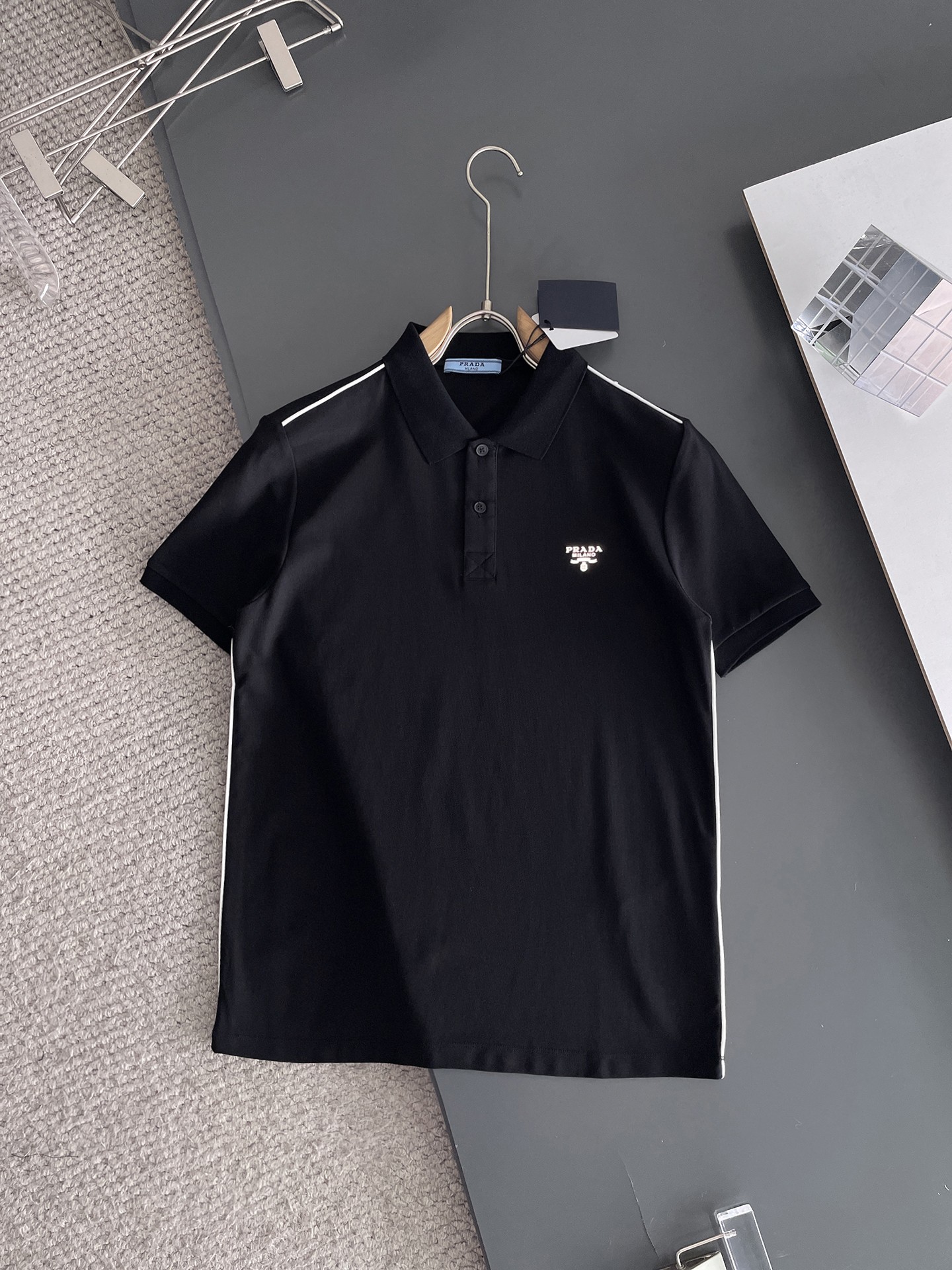 NO:132559,Prada ss summer new letter logo men's lapel Polo shirt!  Classic business men's style, high-end men's style at the ceiling level of business men's style!  Simple, fashionable and elegant, single-wearing inner wear is decent, quality control/detail control takes away, low-key, luxurious and connotative!  Customer-supplied fixed mesh flooring cotton cloth is carefully made, the surface of the fabric is evenly arranged and neatly arranged, with excellent breathability and heat dissipation and sweat resistance, and the comfort level of the upper body is completely better than that of ordinary single-sided sweat cloth tissue!  The classic brand LOGO logo on the chest is created with top-level craftsmanship. The LOGO has three-dimensional, clear and full texture, and is an extraordinary product in the classic field whether it is inner wear or single wear!  The exquisite cutting process, the processing of every detail is very standard and delicate, and it is comparable to that of ordinary LOW products on the market. Men must enter the basic versatile Polo shirts!  Multi-color Size M-4xl, prada, alexander wang19860909普拉达 ss夏季新款字母logo男士翻领Polo衫！经典商务男款,高端男装的天花板级别的商务男款！简约时尚大气不失优雅,单穿内搭体面过人,品质控/细节控的闭眼带走,低调又奢华有内涵！ 客供定织网眼珠地棉布精心制成,面料表面排列均匀整齐的网眼纹理,透气性和散热排汗性极佳,上身舒适程度完全优于普通单面汗布组织！胸前经典的品牌LOGO标识,采用顶级工艺打造,LOGO立体清晰饱满,质感非凡的特质,无论是内搭还是单穿都是一款经典领域的产品！精妙绝伦的裁剪工艺,每一个细节处理的非常标准细腻,非市面一般LOW货可以媲美的,男士必入基础百搭款Polo衫推荐！ 颜色多颜色 尺码M-4xl,,prada,alexander wang,Men's clothing