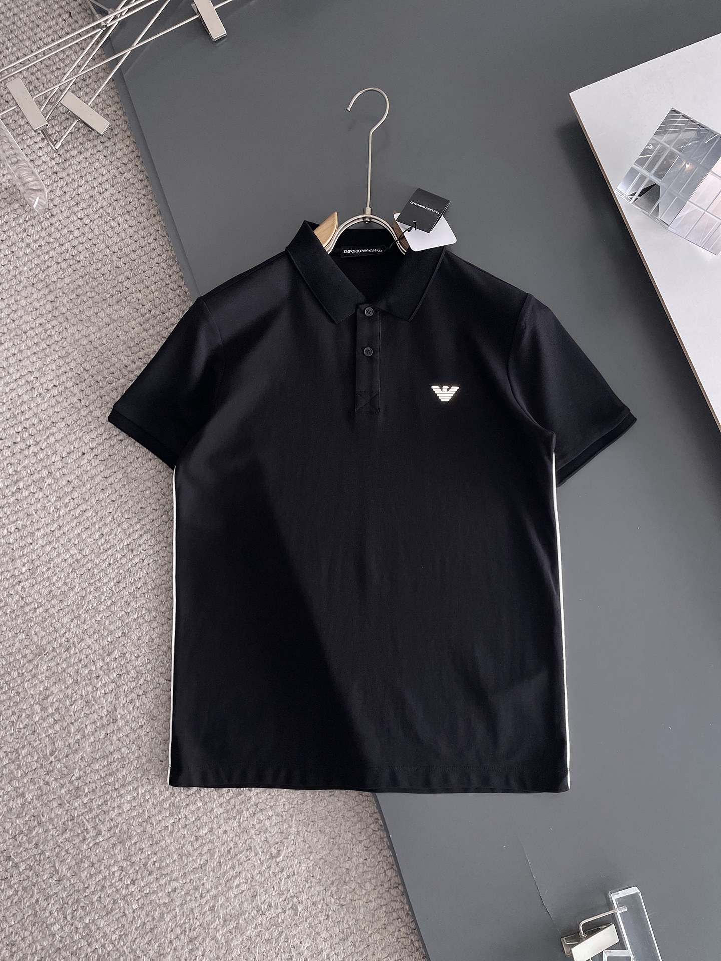 NO:132553,Armani ss summer new letter logo men's lapel Polo shirt!  Classic business men's style, high-end men's style at the ceiling level of business men's style!  Simple, fashionable and elegant, single-wearing inner wear is decent, quality control/detail control takes away, low-key, luxurious and connotative!  Customer-supplied fixed mesh flooring cotton cloth is carefully made, the surface of the fabric is evenly arranged and neatly arranged, with excellent breathability and heat dissipation and sweat resistance, and the comfort level of the upper body is completely better than that of ordinary single-sided sweat cloth tissue!  The classic brand LOGO logo on the chest is created with top-level craftsmanship. The LOGO has three-dimensional, clear and full texture, and is an extraordinary product in the classic field whether it is inner wear or single wear!  The exquisite cutting process, the processing of every detail is very standard and delicate, and it is comparable to that of ordinary LOW products on the market. Men must enter the basic versatile Polo shirts!  Multi-color Size M-4xl, Armani,alexander wang19860909阿玛尼 ss夏季新款字母logo男士翻领Polo衫！经典商务男款,高端男装的天花板级别的商务男款！简约时尚大气不失优雅,单穿内搭体面过人,品质控/细节控的闭眼带走,低调又奢华有内涵！ 客供定织网眼珠地棉布精心制成,面料表面排列均匀整齐的网眼纹理,透气性和散热排汗性极佳,上身舒适程度完全优于普通单面汗布组织！胸前经典的品牌LOGO标识,采用顶级工艺打造,LOGO立体清晰饱满,质感非凡的特质,无论是内搭还是单穿都是一款经典领域的产品！精妙绝伦的裁剪工艺,每一个细节处理的非常标准细腻,非市面一般LOW货可以媲美的,男士必入基础百搭款Polo衫推荐！ 颜色多颜色 尺码M-4xl,,armani,alexander wang,Men's clothing