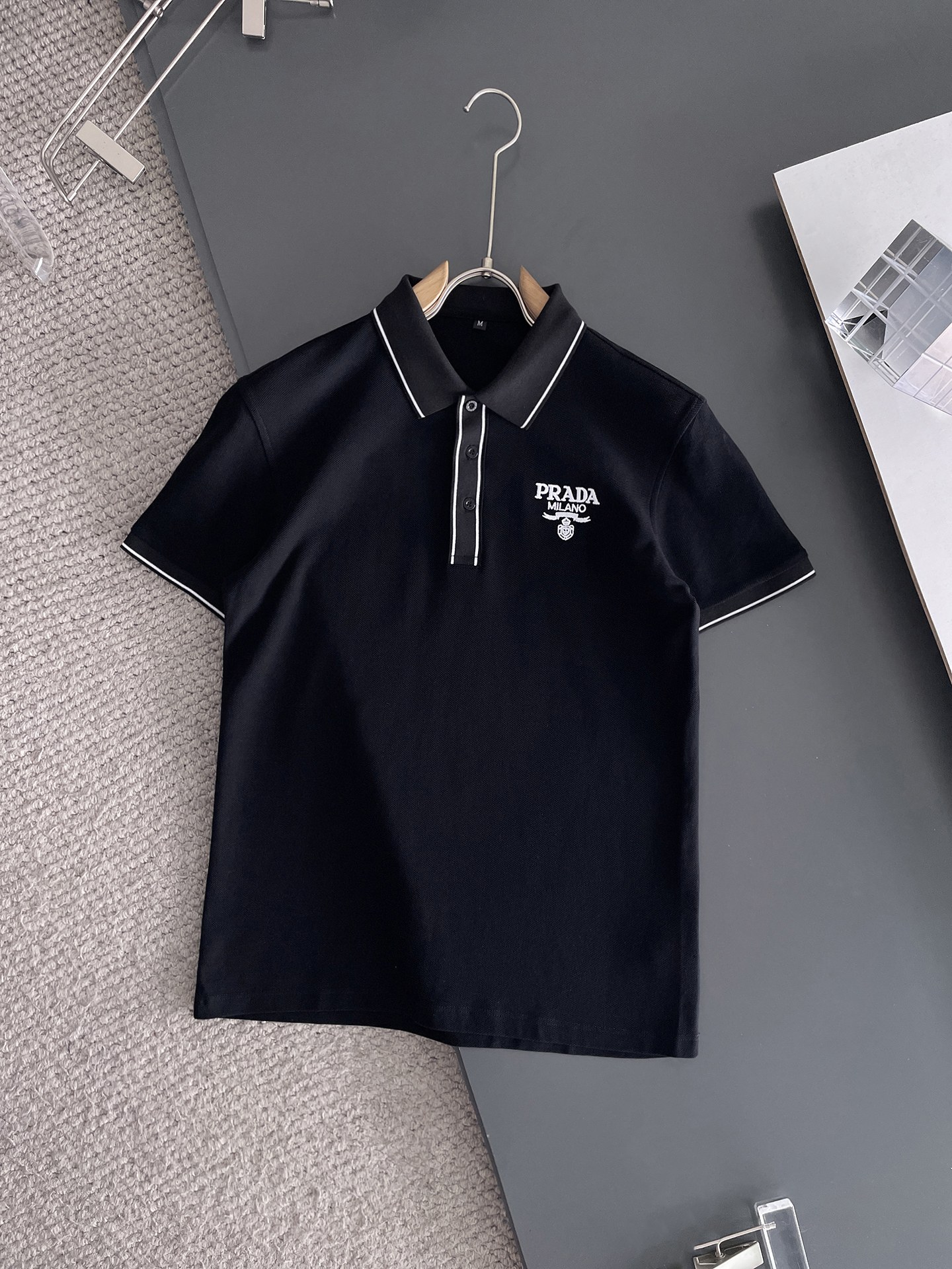 NO:132555,Prada ss summer new letter logo men's lapel Polo shirt!  Classic business men's style, high-end men's style at the ceiling level of business men's style!  Simple, fashionable and elegant, single-wearing inner wear is decent, quality control/detail control takes away, low-key, luxurious and connotative!  Customer-supplied fixed mesh flooring cotton cloth is carefully made, the surface of the fabric is evenly arranged and neatly arranged, with excellent breathability and heat dissipation and sweat resistance, and the comfort level of the upper body is completely better than that of ordinary single-sided sweat cloth tissue!  The classic brand LOGO logo on the chest is created with top-level craftsmanship. The LOGO has three-dimensional, clear and full texture, and is an extraordinary product in the classic field whether it is inner wear or single wear!  The exquisite cutting process, the processing of every detail is very standard and delicate, and it is comparable to that of ordinary LOW products on the market. Men must enter the basic versatile Polo shirts!  Multi-color Size M-3xl, Prada, alexander wang19860909普拉达 ss夏季新款字母logo男士翻领Polo衫！经典商务男款,高端男装的天花板级别的商务男款！简约时尚大气不失优雅,单穿内搭体面过人,品质控/细节控的闭眼带走,低调又奢华有内涵！ 客供定织网眼珠地棉布精心制成,面料表面排列均匀整齐的网眼纹理,透气性和散热排汗性极佳,上身舒适程度完全优于普通单面汗布组织！胸前经典的品牌LOGO标识,采用顶级工艺打造,LOGO立体清晰饱满,质感非凡的特质,无论是内搭还是单穿都是一款经典领域的产品！精妙绝伦的裁剪工艺,每一个细节处理的非常标准细腻,非市面一般LOW货可以媲美的,男士必入基础百搭款Polo衫推荐！ 颜色多颜色 尺码M-3xl,,prada,alexander wang,Men's clothing