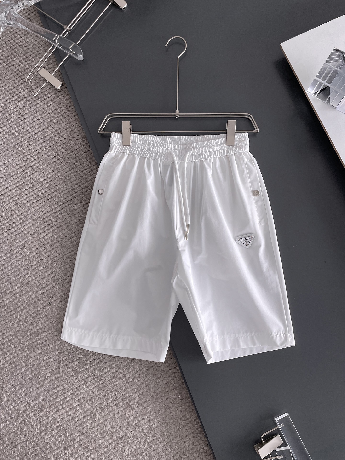 NO:132560,Prada SS summer new style, original single counter casual shorts, luxury classic brand original LOGO accessories, hot-selling models for counters, very comfortable to wear, low-key and luxurious, very classy when worn, no need to say much about the pants style and cutting, exquisite and vivid high-end and top-quality materials, truly palace-level casual pants, Turkish cotton quality, heavy washing makes the pants very soft!  Not picky about people, the upper body is absolutely stylish and extremely luxurious. Size M-3XL., prada, shorts, alexander wang19860909普拉达 ss夏季新款,原单专柜休闲短裤,奢华经典品牌原版LOGO配饰 专柜热销款 身穿着非常舒适 低调不失奢华 穿出去非常有档次 裤型款式和裁剪亦无需多言 上身精致跃然高档一等一顶级质料 真正殿堂级的休闲裤 选用土耳其的棉花品质卓然,经过重水洗使得裤子很柔软！不挑人 上身绝对的有型 极度奢华. 尺码M-3XL.,,prada,shorts,alexander wang,Men's clothing