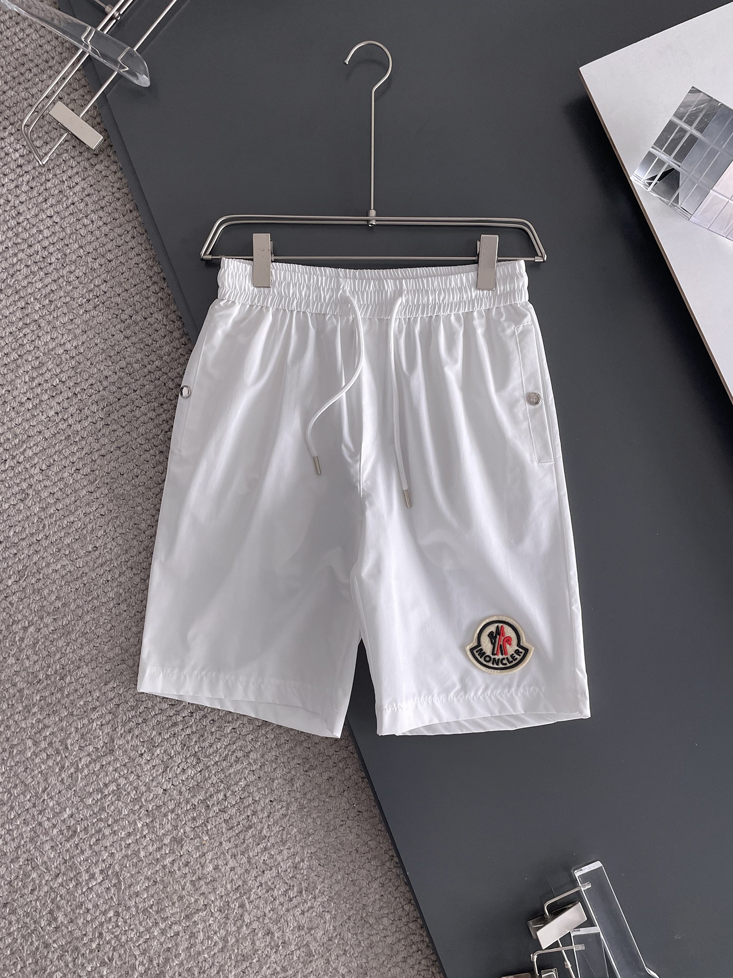 NO:132558,The new summer style of the covers, original single counter casual shorts, luxury classic brand original LOGO accessories, hot-selling models of the counter, very comfortable to wear, low-key and luxurious, very classy when worn, there is no need to say much about the trouser style and cutting. The upper body is exquisite and vivid, high-end and top-quality materials. A truly palace-level casual pants. The cotton of Turkey is of excellent quality, and the pants are soft after heavy washing!  Not picky about people, the upper body is absolutely stylish and extremely luxurious. Size M-3XL., Moncler, shorts, alexander wang19860909蒙口 ss夏季新款,原单专柜休闲短裤,奢华经典品牌原版LOGO配饰 专柜热销款 身穿着非常舒适 低调不失奢华 穿出去非常有档次 裤型款式和裁剪亦无需多言 上身精致跃然高档一等一顶级质料 真正殿堂级的休闲裤 选用土耳其的棉花品质卓然,经过重水洗使得裤子很柔软！不挑人 上身绝对的有型 极度奢华. 尺码M-3XL.,,Moncler,shorts,alexander wang,Men's clothing