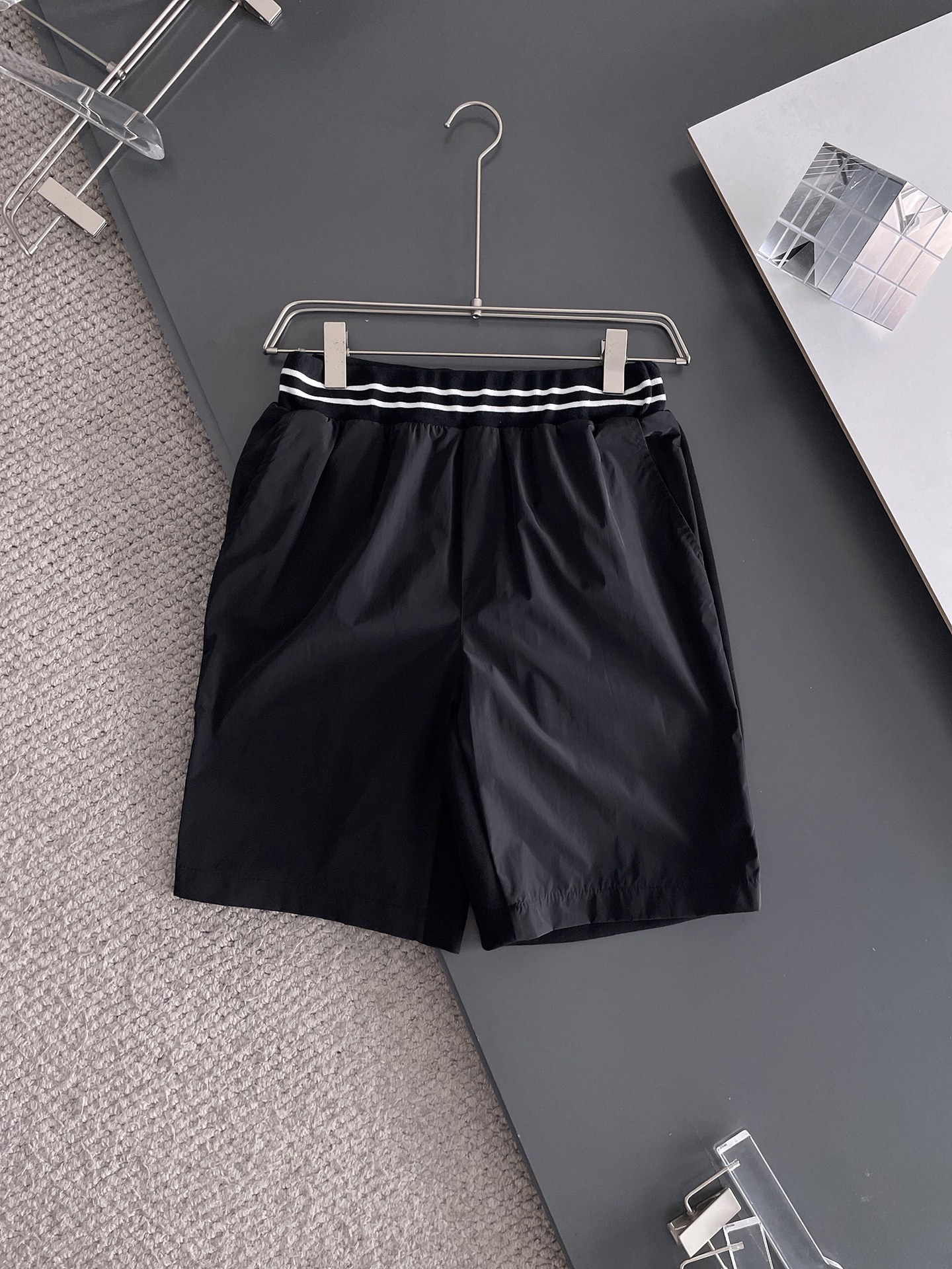 NO:132552,Prada SS summer new style, original single counter casual shorts, luxury classic brand original LOGO accessories, hot-selling models for counters, very comfortable to wear, low-key and luxurious, very classy when worn, no need to say much about the pants style and cutting, exquisite and vivid high-end and top-quality materials, truly palace-level casual pants, Turkish cotton quality, heavy washing makes the pants very soft!  Not picky about people, the upper body is absolutely stylish and extremely luxurious. Size M-3XL., prada, shorts, alexander wang19860909普拉达 ss夏季新款,原单专柜休闲短裤,奢华经典品牌原版LOGO配饰 专柜热销款 身穿着非常舒适 低调不失奢华 穿出去非常有档次 裤型款式和裁剪亦无需多言 上身精致跃然高档一等一顶级质料 真正殿堂级的休闲裤 选用土耳其的棉花品质卓然,经过重水洗使得裤子很柔软！不挑人 上身绝对的有型 极度奢华. 尺码M-3XL.,,prada,shorts,alexander wang,Men's clothing