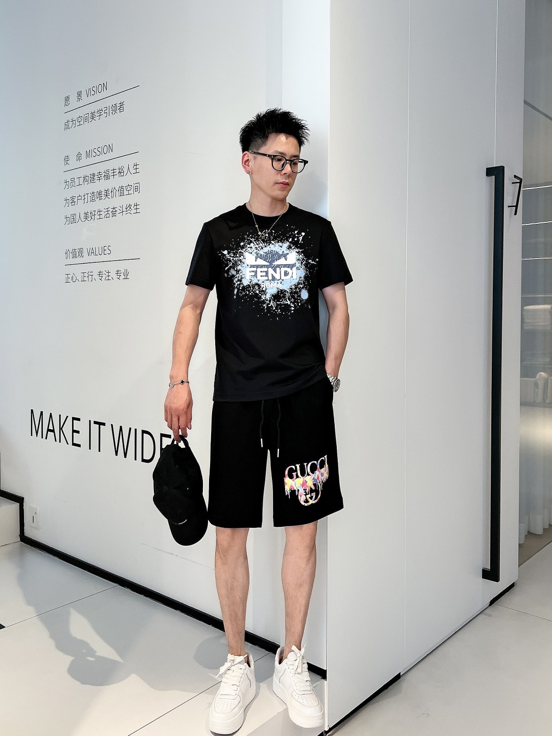 NO:431252,Guqi three standards are complete. 2025 summer new men's casual shorts, high-end custom fabric breathable fabric, extremely breathable, elastic and comfortable, impeccable details, top-level auxiliary materials, original logo design concept, delicate and soft feel!  The upper body style is excellent!  Size M-XXXL order to report height and weight, shorts, alexander wang19860909古奇三标齐全 2025夏季新款男士休闲短裤,高级定制面料透气面料 透气弹力舒适度极高,细节无可挑剔,顶级辅料配备,原版logo设计理念,手感细腻柔软！上身版型超赞！尺码M-XXXL下单报身高体重,,shorts,alexander wang,Men's clothing