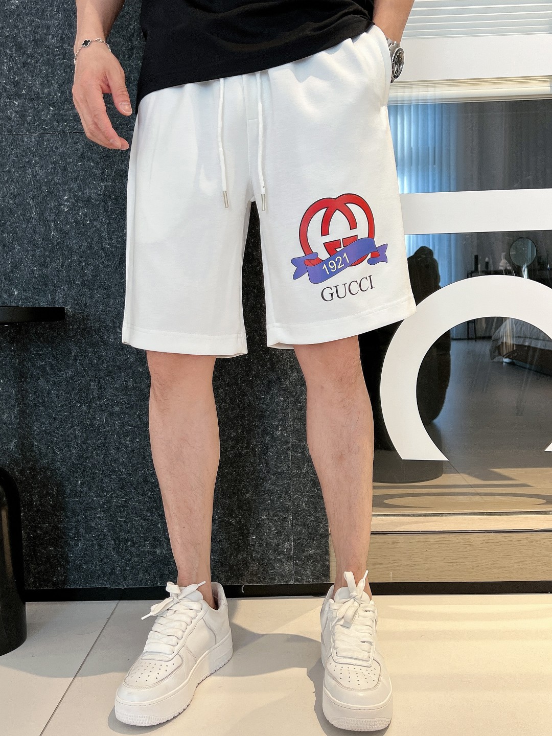 NO:431196,Guqi 2025ss summer new style, original single counter casual shorts, luxury classic brand original LOGO accessories, hot-selling models for counters, very comfortable to wear, low-key and luxurious, very classy when worn, no need to say anything about the style of the pants and cut, the upper body is exquisite and vivid, top-grade, top-grade material, real palace-level casual pants, Turkish cotton quality, heavy washing makes the pants very soft!  Not picky about people, the upper body is absolutely stylish and extremely luxurious. Size M-3XL., shorts, alexander wang19860909古奇 2025ss夏季新款,原单专柜休闲短裤,奢华经典品牌原版LOGO配饰 专柜热销款 身穿着非常舒适 低调不失奢华 穿出去非常有档次 裤型款式和裁剪亦无需多言 上身精致跃然高档一等一顶级质料 真正殿堂级的休闲裤 选用土耳其的棉花品质卓然,经过重水洗使得裤子很柔软！不挑人 上身绝对的有型 极度奢华. 尺码M-3XL.,,shorts,alexander wang,Men's clothing