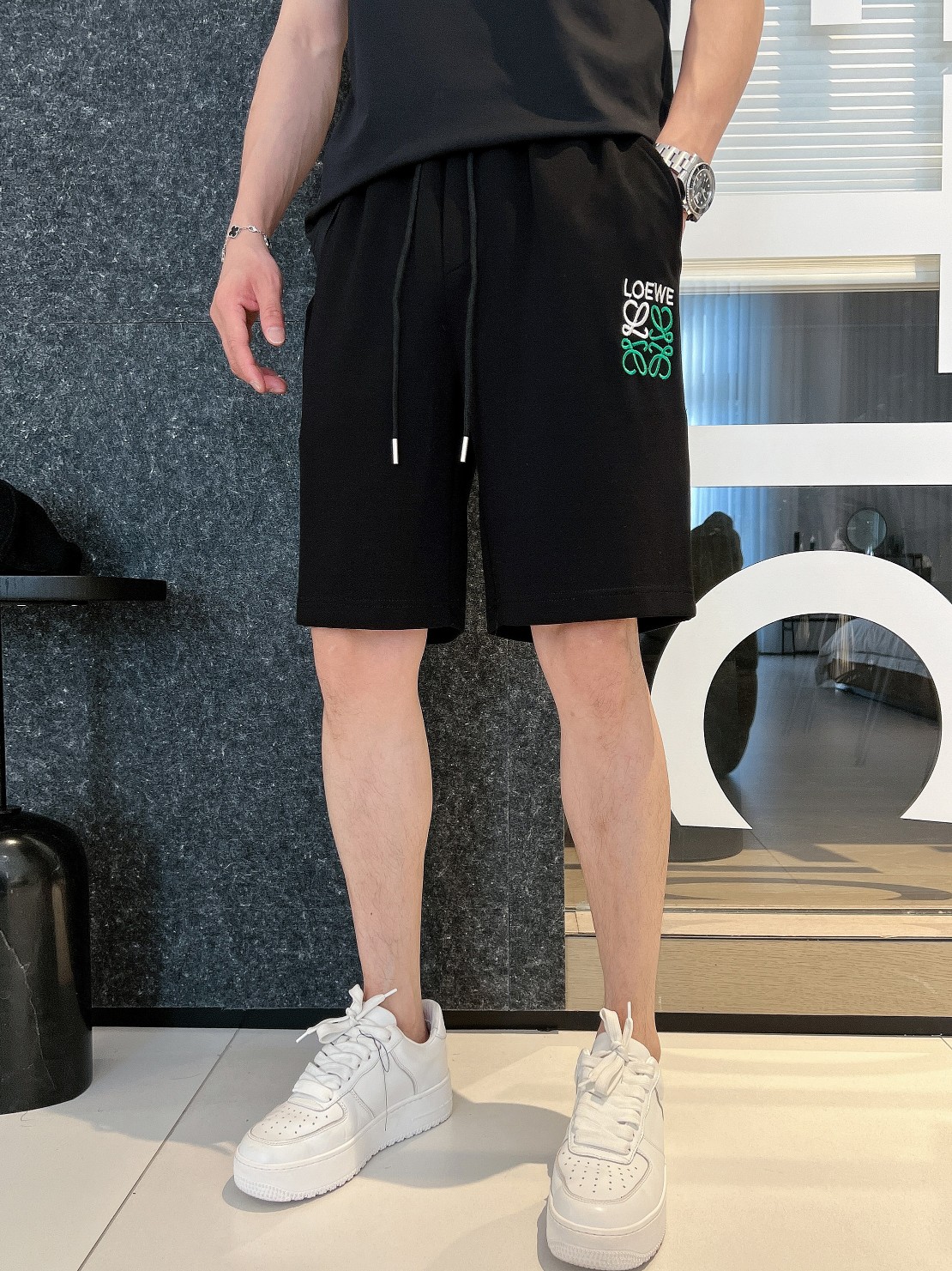 NO:431202,Luo Yiwei 2025ss summer new style, original single counter casual shorts, luxury classic brand original LOGO accessories, hot-selling models for the counter, very comfortable to wear, low-key and luxurious, very classy when worn, no need to say much about the trouser style and cutting, the upper body is exquisite and vivid, high-end and top-quality materials, a truly palace-level casual pants, Turkish cotton quality, heavy washing makes the pants very soft!  Not picky about people, the upper body is absolutely stylish and extremely luxurious. Size M-3XL., loewe, shorts, alexander wang19860909罗意威 2025ss夏季新款,原单专柜休闲短裤,奢华经典品牌原版LOGO配饰 专柜热销款 身穿着非常舒适 低调不失奢华 穿出去非常有档次 裤型款式和裁剪亦无需多言 上身精致跃然高档一等一顶级质料 真正殿堂级的休闲裤 选用土耳其的棉花品质卓然,经过重水洗使得裤子很柔软！不挑人 上身绝对的有型 极度奢华. 尺码M-3XL.,,loewe,shorts,alexander wang,Men's clothing