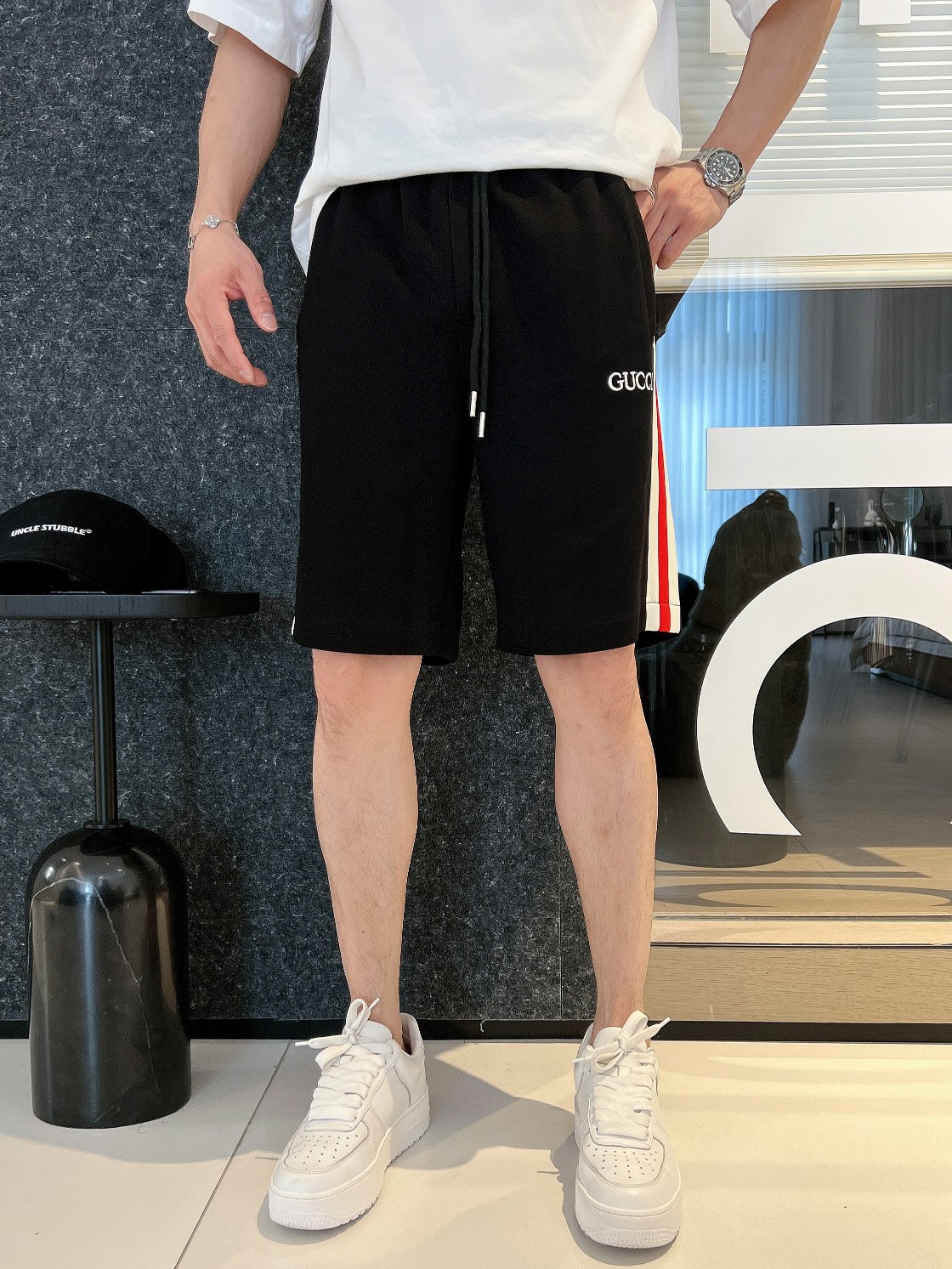 NO:431234,Guqi 2025ss summer new style, original single counter casual shorts, luxury classic brand original LOGO accessories, hot-selling models for counters, very comfortable to wear, low-key and luxurious, very classy when worn, no need to say much about the trouser style and cutting, exquisite upper body, high-end first-class material, truly palace-level casual pants, Turkish cotton quality, heavy washing makes the pants very soft!  Not picky about people, the upper body is absolutely stylish and extremely luxurious. Size M-3XL., shorts, alexander wang19860909古奇 2025ss夏季新款,原单专柜休闲短裤,奢华经典品牌原版LOGO配饰 专柜热销款 身穿着非常舒适 低调不失奢华 穿出去非常有档次 裤型款式和裁剪亦无需多言 上身精致跃然高档一等一顶级质料 真正殿堂级的休闲裤 选用土耳其的棉花品质卓然,经过重水洗使得裤子很柔软！不挑人 上身绝对的有型 极度奢华. 尺码M-3XL.,,shorts,alexander wang,Men's clothing