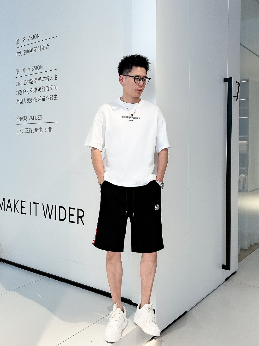 NO:431242,The new summer style of 2025ss, original single counter casual shorts, luxury classic brand original LOGO accessories, hot-selling models of the counter, very comfortable to wear, low-key and luxurious, very classy when worn, there is no need to say much about the trouser style and cutting, the upper body is exquisite and vivid, high-end and top-quality materials, a truly palace-level casual pants, Turkish cotton quality, heavy washing makes the pants very soft!  Not picky about people, the upper body is absolutely stylish and extremely luxurious. Size M-3XL., Moncler, shorts, alexander wang19860909蒙口 2025ss夏季新款,原单专柜休闲短裤,奢华经典品牌原版LOGO配饰 专柜热销款 身穿着非常舒适 低调不失奢华 穿出去非常有档次 裤型款式和裁剪亦无需多言 上身精致跃然高档一等一顶级质料 真正殿堂级的休闲裤 选用土耳其的棉花品质卓然,经过重水洗使得裤子很柔软！不挑人 上身绝对的有型 极度奢华. 尺码M-3XL.,,Moncler,shorts,alexander wang,Men's clothing