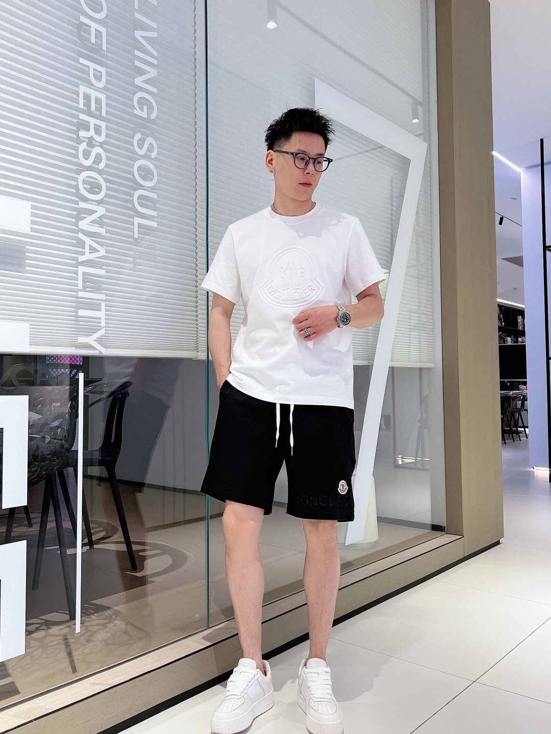 NO:431261,The new summer style of 2025ss, original single counter casual shorts, luxury classic brand original LOGO accessories, hot-selling models of the counter, very comfortable to wear, low-key and luxurious, very classy when worn, there is no need to say much about the trouser style and cutting, the upper body is exquisite and vivid, high-end and top-quality materials, a truly palace-level casual pants, Turkish cotton quality, heavy washing makes the pants very soft!  Not picky about people, the upper body is absolutely stylish and extremely luxurious. Size M-3XL., Moncler, shorts, alexander wang19860909蒙口 2025ss夏季新款,原单专柜休闲短裤,奢华经典品牌原版LOGO配饰 专柜热销款 身穿着非常舒适 低调不失奢华 穿出去非常有档次 裤型款式和裁剪亦无需多言 上身精致跃然高档一等一顶级质料 真正殿堂级的休闲裤 选用土耳其的棉花品质卓然,经过重水洗使得裤子很柔软！不挑人 上身绝对的有型 极度奢华. 尺码M-3XL.,,Moncler,shorts,alexander wang,Men's clothing