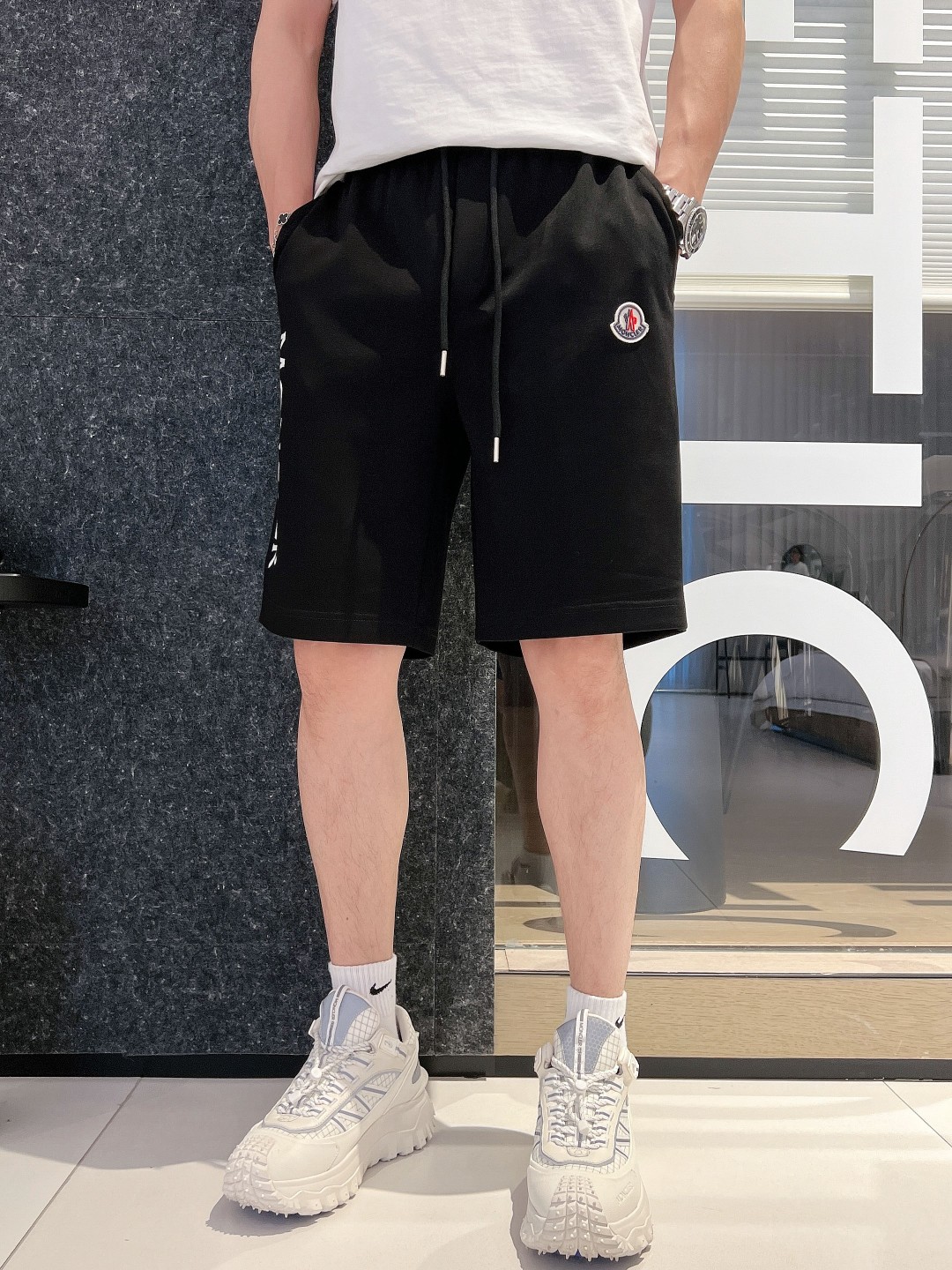 NO:431189,The new summer style of 2025ss, original single counter casual shorts, luxury classic brand original LOGO accessories, hot-selling models of the counter, very comfortable to wear, low-key and luxurious, very classy when worn, there is no need to say much about the trouser style and cutting, the upper body is exquisite and vivid, high-end and top-quality materials, a truly palace-level casual pants, Turkish cotton quality, heavy washing makes the pants very soft!  Not picky about people, the upper body is absolutely stylish and extremely luxurious. Size M-3XL., Moncler, shorts, alexander wang19860909蒙口 2025ss夏季新款,原单专柜休闲短裤,奢华经典品牌原版LOGO配饰 专柜热销款 身穿着非常舒适 低调不失奢华 穿出去非常有档次 裤型款式和裁剪亦无需多言 上身精致跃然高档一等一顶级质料 真正殿堂级的休闲裤 选用土耳其的棉花品质卓然,经过重水洗使得裤子很柔软！不挑人 上身绝对的有型 极度奢华. 尺码M-3XL.,,Moncler,shorts,alexander wang,Men's clothing