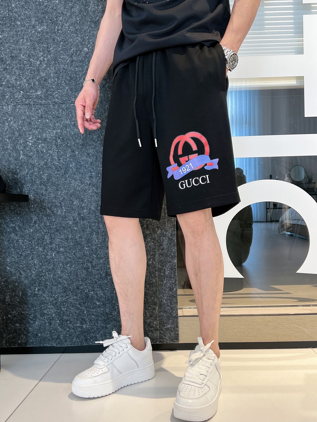 NO:431250,Guqi 2025ss summer new style, original single counter casual shorts, luxury classic brand original LOGO accessories, hot-selling models for counters, very comfortable to wear, low-key and luxurious, very classy when worn, no need to say much about the trouser style and cutting, exquisite upper body, high-end first-class material, truly palace-level casual pants, Turkish cotton quality, heavy washing makes the pants very soft!  Not picky about people, the upper body is absolutely stylish and extremely luxurious. Size M-3XL., shorts, alexander wang19860909古奇 2025ss夏季新款,原单专柜休闲短裤,奢华经典品牌原版LOGO配饰 专柜热销款 身穿着非常舒适 低调不失奢华 穿出去非常有档次 裤型款式和裁剪亦无需多言 上身精致跃然高档一等一顶级质料 真正殿堂级的休闲裤 选用土耳其的棉花品质卓然,经过重水洗使得裤子很柔软！不挑人 上身绝对的有型 极度奢华. 尺码M-3XL.,,shorts,alexander wang,Men's clothing