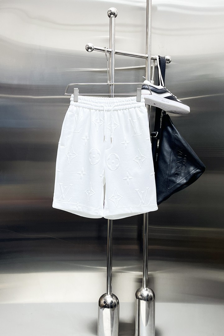 NO:843977,LV three-standard complete 2026 summer new men's casual shorts, advanced custom-made breathable fabrics, extremely breathable, elastic and comfortable, impeccable details, top-grade accessories, original logo design concept, delicate and soft feel!  The upper body fit is awesome!  Sizes M-XXXL, please state your height and weight when ordering,,louis vuitton,shorts,19860909LV 三标齐全 2026夏季新款男士休闲短裤,高级定制面料透气面料 透气弹力舒适度极高,细节无可挑剔,顶级辅料配备,原版logo设计理念,手感细腻柔软！上身版型超赞！尺码M-XXXL下单报身高体重,,louis vuitton,shorts,,Men's clothing