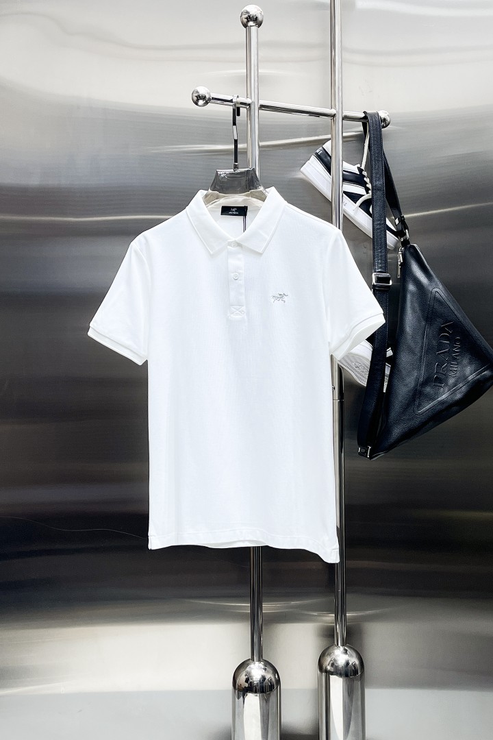 NO:844007,Arc'teryx 2026ss summer new letter logo men's lapel Polo shirt!  Classic business men's style, the ceiling-level business men's style of high-end men's clothing!  Simple and fashionable yet elegant, it looks great when worn alone, and quality control/details control can be taken away with your eyes closed. It is low-key, luxurious and connotative!  The custom-woven mesh pique cotton fabric supplied by the customer is carefully made. The mesh texture is evenly arranged on the surface of the fabric. It has excellent breathability and heat dissipation and perspiration. The upper body comfort is completely better than ordinary single-sided jersey tissue!  The classic brand LOGO on the chest is made with top-notch craftsmanship. The LOGO is three-dimensional, clear and full, and has extraordinary texture. Whether it is worn as an inner layer or worn alone, it is a classic product!  The exquisite tailoring process, every detail is handled very standard and delicately, which cannot be compared with other low-end products on the market. It is a must-have basic and versatile Polo shirt for men!  Various colors, sizes M-3xl, arc'teryx,19860909始祖鸟 2026ss夏季新款字母logo男士翻领Polo衫！经典商务男款,高端男装的天花板级别的商务男款！简约时尚大气不失优雅,单穿内搭体面过人,品质控/细节控的闭眼带走,低调又奢华有内涵！ 客供定织网眼珠地棉布精心制成,面料表面排列均匀整齐的网眼纹理,透气性和散热排汗性极佳,上身舒适程度完全优于普通单面汗布组织！胸前经典的品牌LOGO标识,采用顶级工艺打造,LOGO立体清晰饱满,质感非凡的特质,无论是内搭还是单穿都是一款经典领域的产品！精妙绝伦的裁剪工艺,每一个细节处理的非常标准细腻,非市面一般LOW货可以媲美的,男士必入基础百搭款Polo衫推荐！ 颜色多颜色 尺码M-3xl,arc'teryx,,Men's clothing