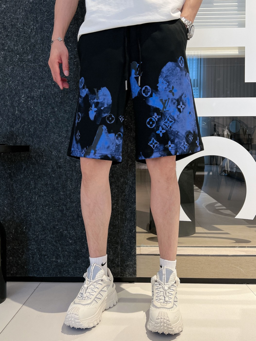 NO:142225,The LV three-standard new 2025 summer casual shorts, high-end custom fabric breathable fabric, extremely breathable, elastic and comfortable, impeccable details, top-level auxiliary materials, original logo design concept, delicate and soft feel!  The upper body style is excellent!  Size M-XXXL order to report height and weight, louis vuitton, shorts, alexander wang19860909LV三标齐全 2025夏季新款男士休闲短裤,高级定制面料透气面料 透气弹力舒适度极高,细节无可挑剔,顶级辅料配备,原版logo设计理念,手感细腻柔软！上身版型超赞！尺码M-XXXL下单报身高体重,,louis vuitton,shorts,alexander wang,Men's clothing