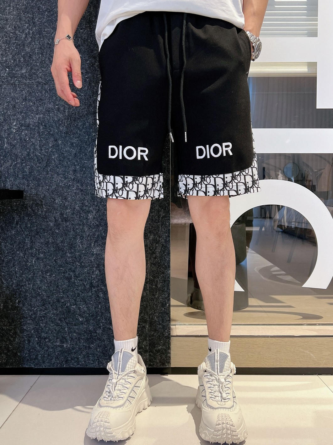 NO:142222,Dior's three standards are complete. 2025 summer new men's casual shorts, high-end custom fabric breathable fabric, extremely breathable, elastic and comfortable, impeccable details, top-level auxiliary materials, original logo design concept, delicate and soft feel!  The upper body style is excellent!  Size M-XXXL order to report height and weight, dior, shorts, alexander wang19860909迪奥三标齐全 2025夏季新款男士休闲短裤,高级定制面料透气面料 透气弹力舒适度极高,细节无可挑剔,顶级辅料配备,原版logo设计理念,手感细腻柔软！上身版型超赞！尺码M-XXXL下单报身高体重,,dior,shorts,alexander wang,Men's clothing