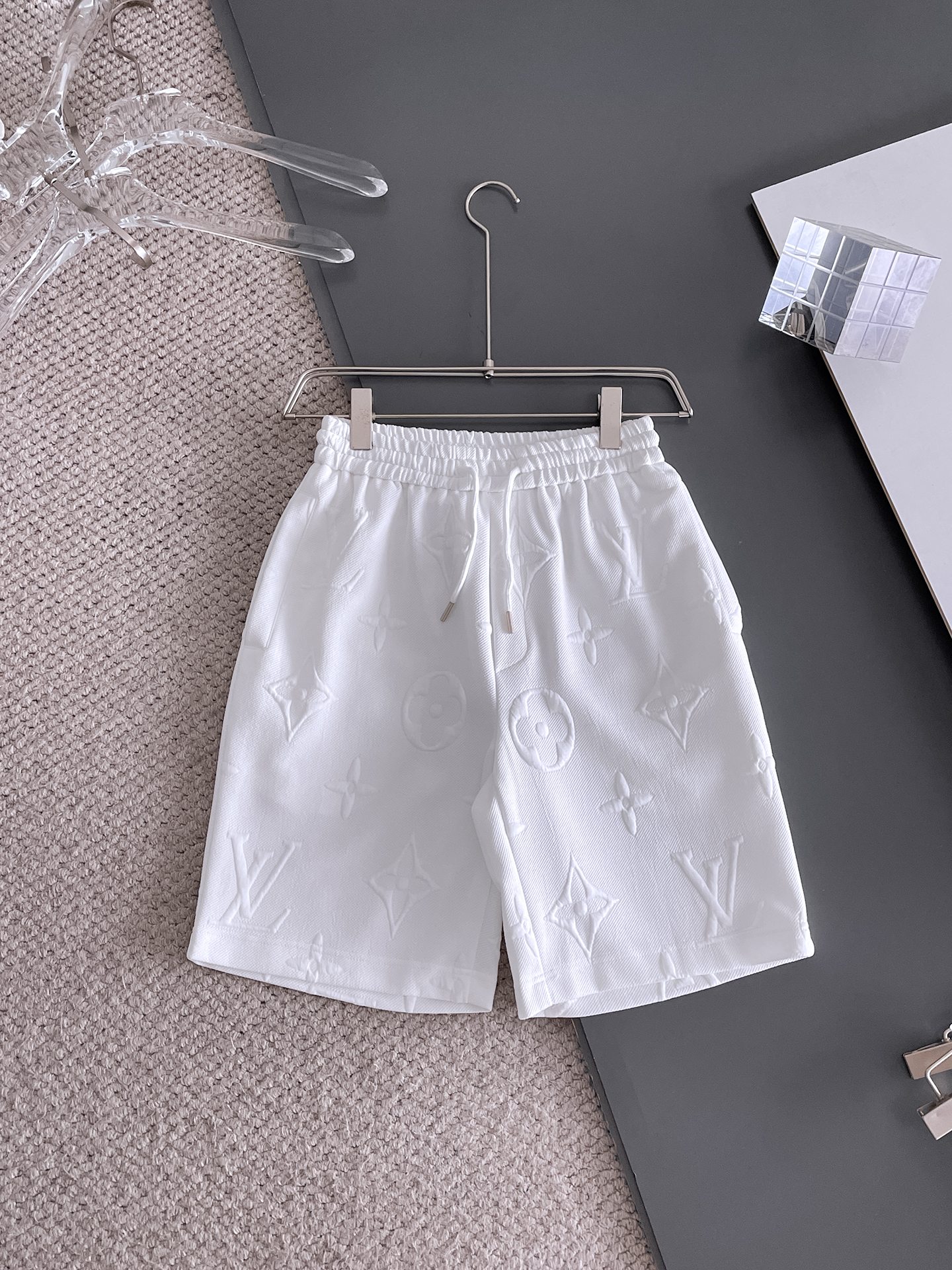 NO:931996,LV three-standard complete 2026 new summer men's casual shorts, advanced custom-made breathable fabrics, extremely breathable, elastic and comfortable, impeccable details, top-grade accessories, original logo design concept, delicate and soft feel!  The upper body fit is awesome!  Sizes M-XXXL, please state your height and weight when ordering,,louis vuitton,shorts,19860909LV三标齐全 2026夏季新款男士休闲短裤,高级定制面料透气面料 透气弹力舒适度极高,细节无可挑剔,顶级辅料配备,原版logo设计理念,手感细腻柔软！上身版型超赞！尺码M-XXXL下单报身高体重,,louis vuitton,shorts,,Men's clothing