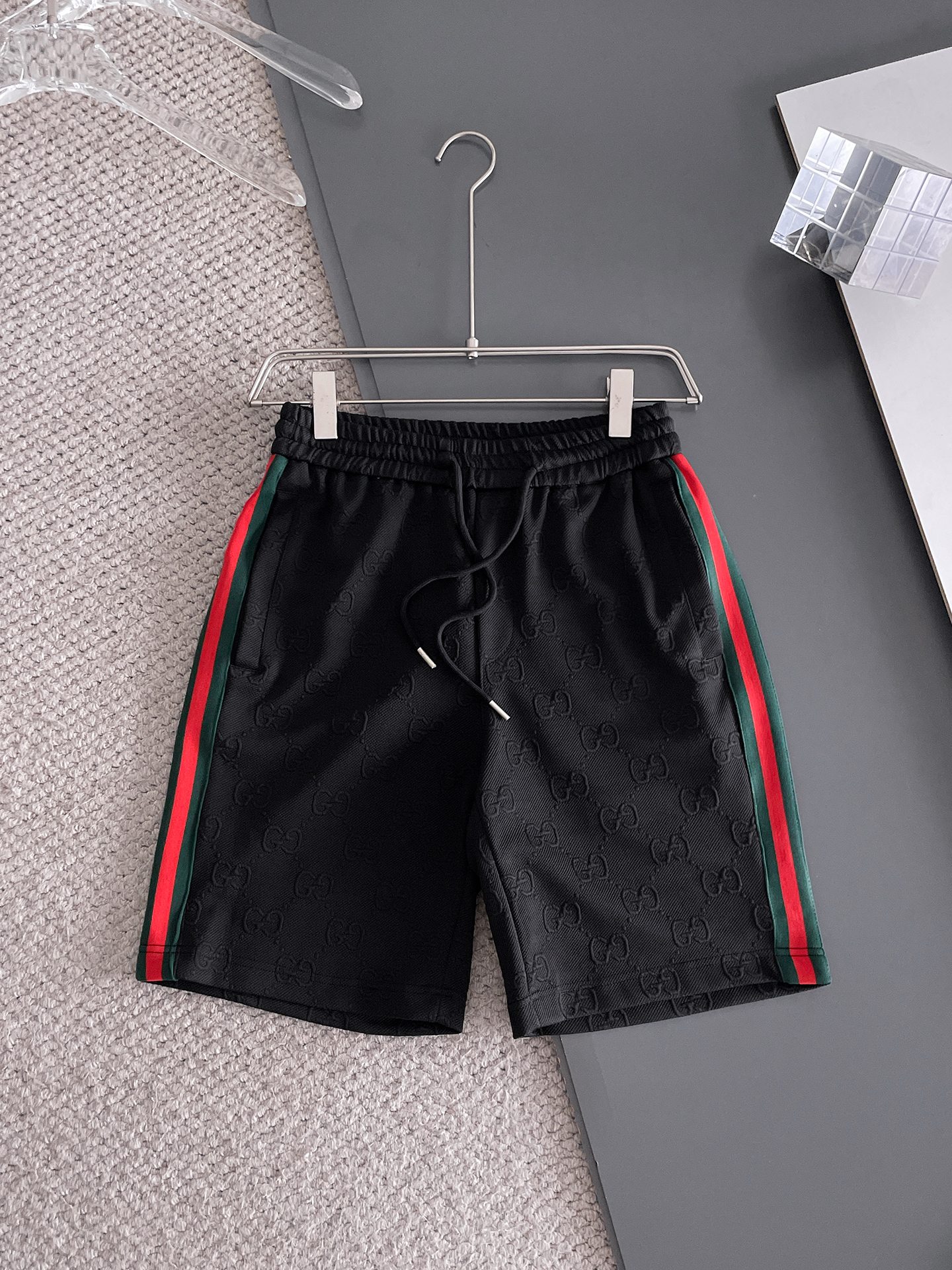 NO:931999,Gucci's three-standard complete 2026 new summer men's casual shorts, advanced custom-made breathable fabrics, extremely breathable, elastic and comfortable, impeccable details, top-grade accessories, original logo design concept, delicate and soft feel!  The upper body fit is awesome!  Sizes M-XXXL, please state your height and weight when ordering,,shorts,19860909古奇 三标齐全 2026夏季新款男士休闲短裤,高级定制面料透气面料 透气弹力舒适度极高,细节无可挑剔,顶级辅料配备,原版logo设计理念,手感细腻柔软！上身版型超赞！尺码M-XXXL下单报身高体重,,shorts,,Men's clothing