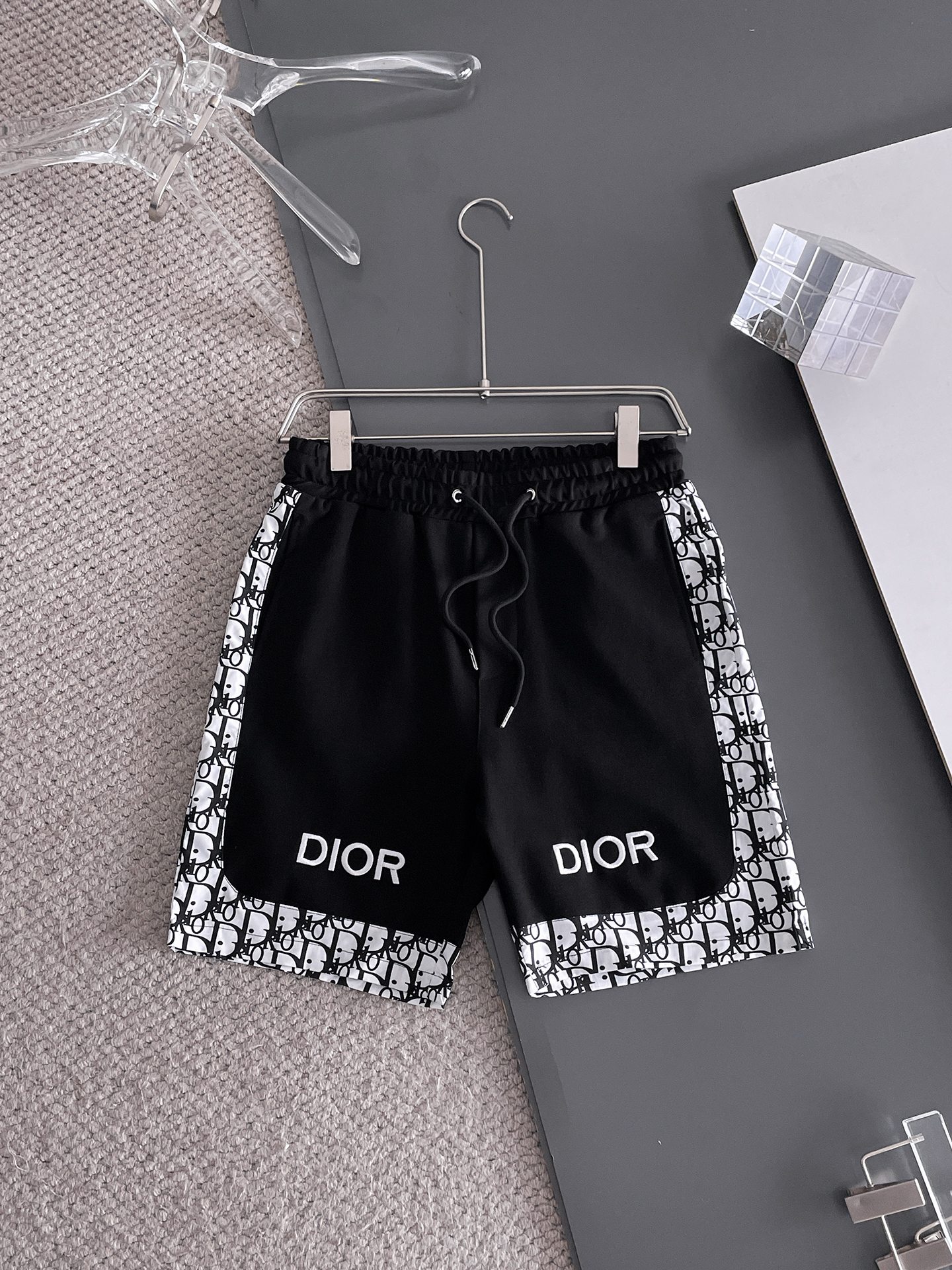 NO:932066,Dior's three-standard complete 2026 summer new men's casual shorts, advanced custom-made breathable fabrics, extremely breathable, elastic and comfortable, impeccable details, top-grade accessories, original logo design concept, delicate and soft feel!  The upper body shape is awesome!  Sizes M-XXXL, please state your height and weight when ordering, dior, shorts,19860909迪奥三标齐全 2026夏季新款男士休闲短裤,高级定制面料透气面料 透气弹力舒适度极高,细节无可挑剔,顶级辅料配备,原版logo设计理念,手感细腻柔软！上身版型超赞！尺码M-XXXL下单报身高体重,,dior,shorts,,Men's clothing