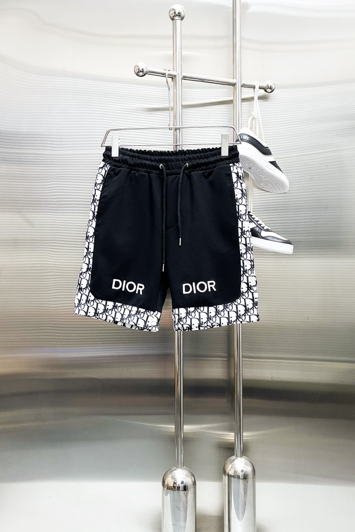 NO:844012,Dior 2026ss new summer style, original counter casual shorts, luxury classic brand original LOGO accessories, counter best-selling model, very comfortable to wear, low-key yet luxurious, very classy to wear. There is no need to say much about the trousers style and tailoring. The upper body is exquisite and high-end, first-class and top-quality materials. Really palace-level casual trousers. The cotton of Turkey is of outstanding quality. After heavy washing, the trousers are very soft!  Not picky, the upper body is absolutely stylish and extremely luxurious. Sizes M-3XL.,,dior,shorts,19860909迪奥 2026ss夏季新款,原单专柜休闲短裤,奢华经典品牌原版LOGO配饰 专柜热销款 身穿着非常舒适 低调不失奢华 穿出去非常有档次 裤型款式和裁剪亦无需多言 上身精致跃然高档一等一顶级质料 真正殿堂级的休闲裤 选用土耳其的棉花品质卓然,经过重水洗使得裤子很柔软！不挑人 上身绝对的有型 极度奢华. 尺码M-3XL.,,dior,shorts,,Men's clothing