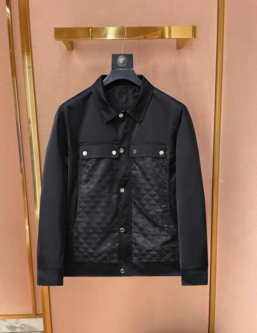 NO:734164,The same style as Prada's official website, complete with three labels, on sale in advance. 2026ss new spring men's jacket, high-end version with complete three labels from the original order. Custom-made fabrics at the counter. Highly breathable and comfortable, impeccable details, brand element design concept, reflecting high quality. Delicate and soft feel. Casual tailoring, excellent upper body size. Size M~3XL, maximum wearing capacity is 195 catties., prada, jackets & coats, jackets & coats,19860909普拉达 官网同款,三标齐全,提前发售 2026ss开春新款男士夹克外套,原单三标齐全高端版本 专柜定制面料 透气舒适度高,细节无可挑剔,品牌元素设计理念,体现高品质.手感细腻柔软 呈现休闲裁剪,上身版型超赞 码数M～3XL,最大穿195斤,,prada,jackets & coats,jackets & coats,,Men's clothing