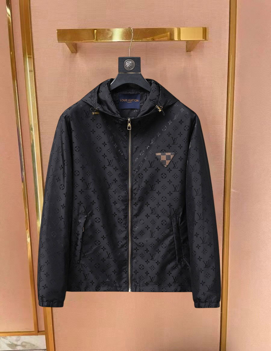 NO:734175,The same style as the LV official website, complete with three labels, sold in advance. 2026ss new spring men's jacket, complete with three labels, high-end version of the original order. Custom-made fabrics at the counter. Highly breathable and comfortable, impeccable details, brand element design concept, reflecting high quality. Delicate and soft feel. Casual tailoring, excellent upper body size. Size M~3XL, maximum wear 195 catties,, Louis Vuitton, jackets & coats,jackets & coats,19860909LV 官网同款,三标齐全,提前发售 2026ss开春新款男士夹克外套,原单三标齐全高端版本 专柜定制面料 透气舒适度高,细节无可挑剔,品牌元素设计理念,体现高品质.手感细腻柔软 呈现休闲裁剪,上身版型超赞 码数M～3XL,最大穿195斤,,louis vuitton,jackets & coats,jackets & coats,,Men's clothing