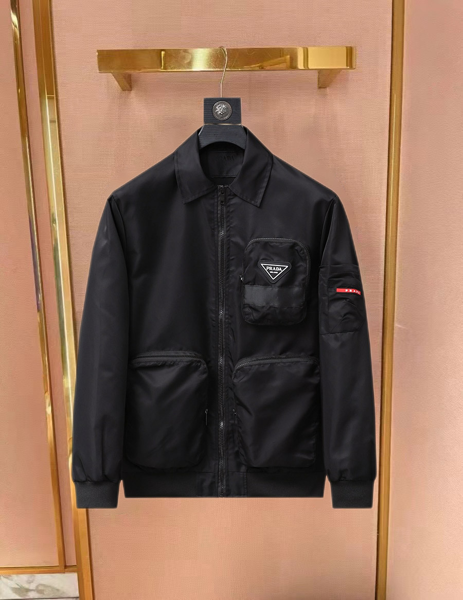 NO:734179,The same style as Prada's official website, complete with three labels, on sale in advance. 2026ss new spring men's jacket, high-end version with complete three labels from the original order. Custom-made fabrics at the counter. Highly breathable and comfortable, impeccable details, brand element design concept, reflecting high quality. Delicate and soft feel. Casual tailoring, excellent upper body size. Size M~3XL, maximum wearing capacity is 195 catties., prada, jackets & coats, jackets & coats,19860909普拉达 官网同款,三标齐全,提前发售 2026ss开春新款男士夹克外套,原单三标齐全高端版本 专柜定制面料 透气舒适度高,细节无可挑剔,品牌元素设计理念,体现高品质.手感细腻柔软 呈现休闲裁剪,上身版型超赞 码数M～3XL,最大穿195斤,,prada,jackets & coats,jackets & coats,,Men's clothing