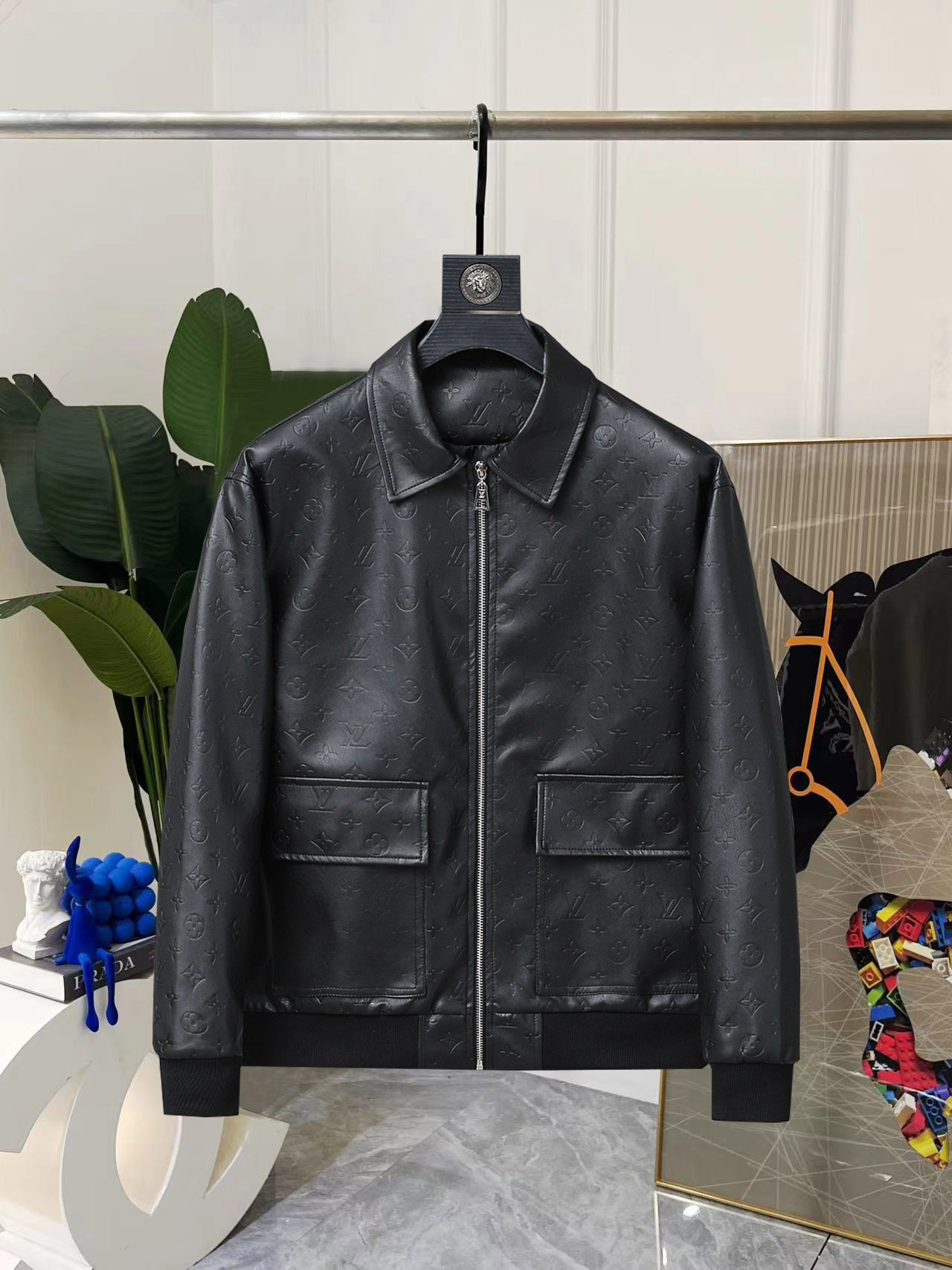 NO:734157,The same style as the LV official website, complete with three labels, on sale in advance. 2026ss spring new men's leather jacket, reversible original single with three labels, high-end version. Custom-made fabrics at the counter. Highly breathable and comfortable, impeccable details, brand element design concept, reflecting high quality. Delicate and soft hand feel. Casual tailoring, excellent upper body shape. Size M~3XL, maximum wearing capacity is 195 pounds. Louis vuitton, jackets & coats, jackets &  coats,leather jacket,19860909LV 官网同款,三标齐全,提前发售 2026ss开春新款男士皮衣夹克外套,双面穿原单三标齐全高端版本 专柜定制面料 透气舒适度高,细节无可挑剔,品牌元素设计理念,体现高品质.手感细腻柔软 呈现休闲裁剪,上身版型超赞 码数M～3XL,最大穿195斤,,louis vuitton,jackets & coats,jackets & coats,leather jacket,,Men's clothing