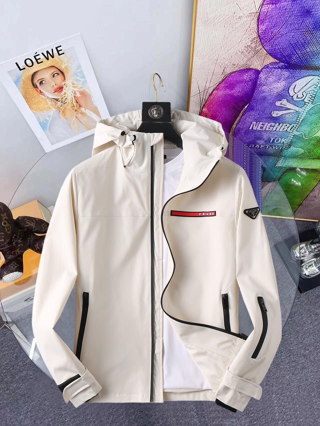 NO:648198,Prada official website of the same style, complete with three labels, on sale in advance. 2025ss new men's jackets for autumn, high-end version with complete three labels from the original order. Custom-made fabrics at the counter. Highly breathable and comfortable, impeccable details, brand element design concept, reflecting high quality. Delicate and soft feel. Casual tailoring, excellent upper body shape. Size M～3XL, maximum wearing capacity is 195 catties., prada,jackets & coats,jackets & coats,alexander wang19860909普拉达 官网同款,三标齐全,提前发售 2025ss开秋新款男士夹克外套,原单三标齐全高端版本 专柜定制面料 透气舒适度高,细节无可挑剔,品牌元素设计理念,体现高品质.手感细腻柔软 呈现休闲裁剪,上身版型超赞 码数M～3XL,最大穿195斤,,prada,jackets & coats,jackets & coats,alexander wang,Men's clothing