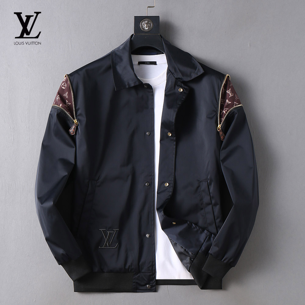 NO:736817,The same style as the LV official website, complete with three labels, sold in advance. 2026ss new spring men's jacket, reversible original single with three labels, high-end version. Custom-made fabrics at the counter. Highly breathable and comfortable, impeccable details, brand element design concept, reflecting high quality. Delicate and soft feel. Casual tailoring, excellent upper body shape. Size M~3XL, maximum wearing capacity is 195 pounds. Louis vuitton, jackets & coats,jackets & coats,19860909LV 官网同款,三标齐全,提前发售 2026ss开春新款男士夹克外套,双面穿原单三标齐全高端版本 专柜定制面料 透气舒适度高,细节无可挑剔,品牌元素设计理念,体现高品质.手感细腻柔软 呈现休闲裁剪,上身版型超赞 码数M～3XL,最大穿195斤,,louis vuitton,jackets & coats,jackets & coats,,Men's clothing