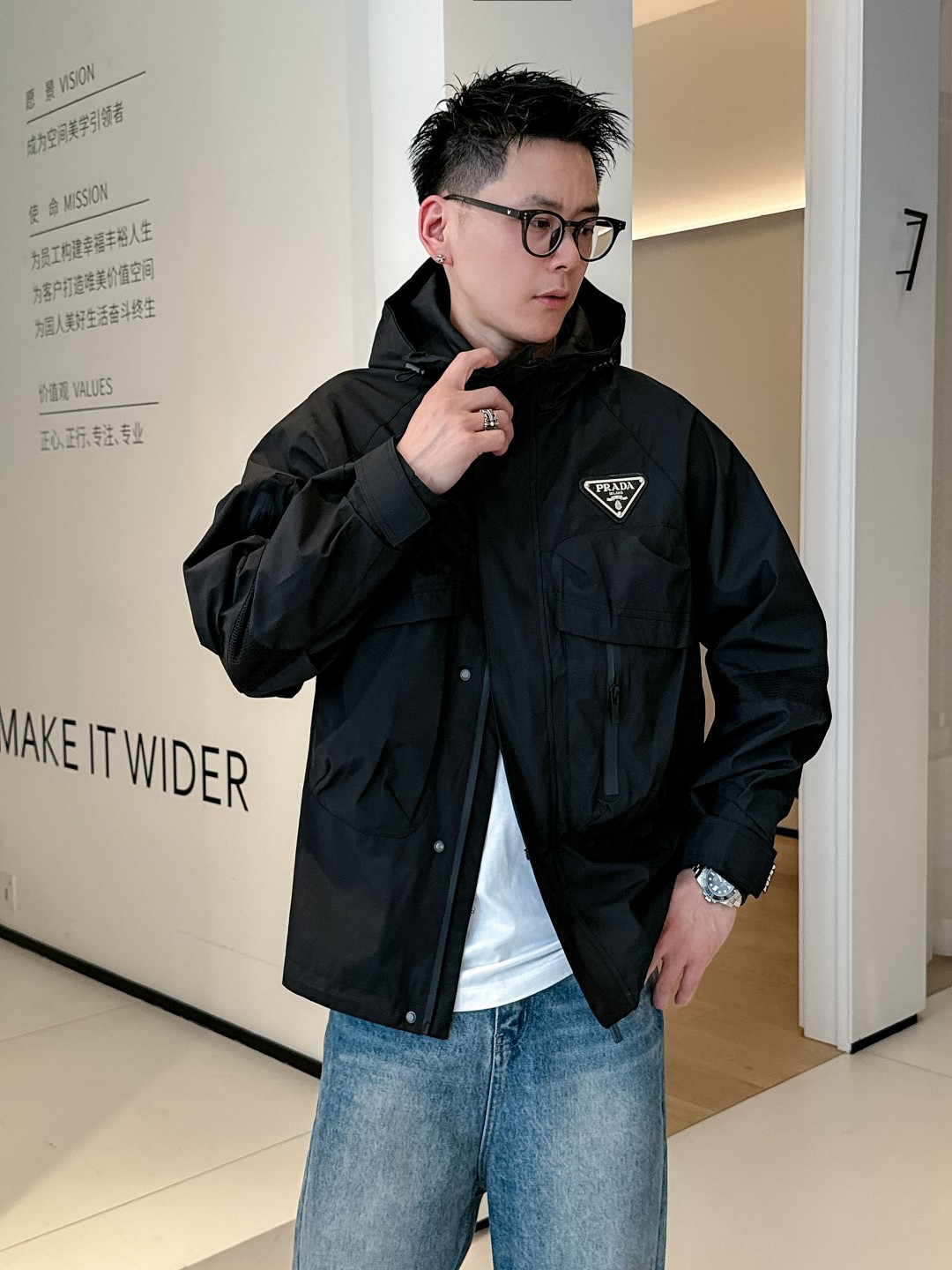 NO:139363,Prada's official website has the same style, complete three standards, and is available in advance. 2025ss Spring New Men's Jacket Jacket, double-sided original single three standards, high-end version, customized counter fabric, breathable and comfortable, impeccable details, brand element design concept, reflecting high quality. The feel is delicate and soft, presents casual cut, and the upper body style is superb. The number of sizes M~3XL, maximum wear 195 catties, prada, jackets & coats, jackets & coats, alexander wang19860909普拉达 官网同款,三标齐全,提前发售 2025ss开春新款男士夹克外套,双面穿原单三标齐全高端版本 专柜定制面料 透气舒适度高,细节无可挑剔,品牌元素设计理念,体现高品质.手感细腻柔软 呈现休闲裁剪,上身版型超赞 码数M～3XL,最大穿195斤,,prada,jackets & coats,jackets & coats,alexander wang,Men's clothing