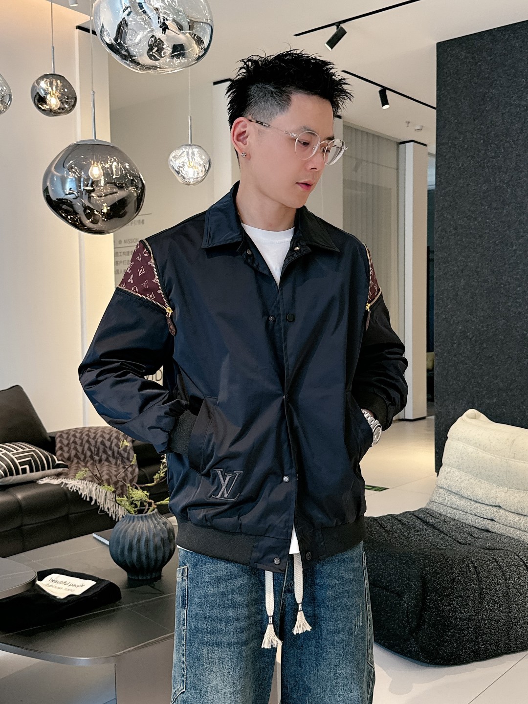 NO:139342,The same style on the official website, complete three standards, and is released in advance. 2025ss Spring New Men's Jacket Jacket, double-sided original single three standards, high-end version. Customized counter fabric, breathable and comfortable, impeccable details, brand element design concept, reflecting high quality. The feel is delicate and soft, presents casual cut, and the upper body style is superb. The number of sizes M~3XL, maximum wear 195 kilograms, louis vuitton, jackets & coats, jackets & coats, alexander wang19860909LV 官网同款,三标齐全,提前发售 2025ss开春新款男士夹克外套,双面穿原单三标齐全高端版本 专柜定制面料 透气舒适度高,细节无可挑剔,品牌元素设计理念,体现高品质.手感细腻柔软 呈现休闲裁剪,上身版型超赞 码数M～3XL,最大穿195斤,,louis vuitton,jackets & coats,jackets & coats,alexander wang,Men's clothing