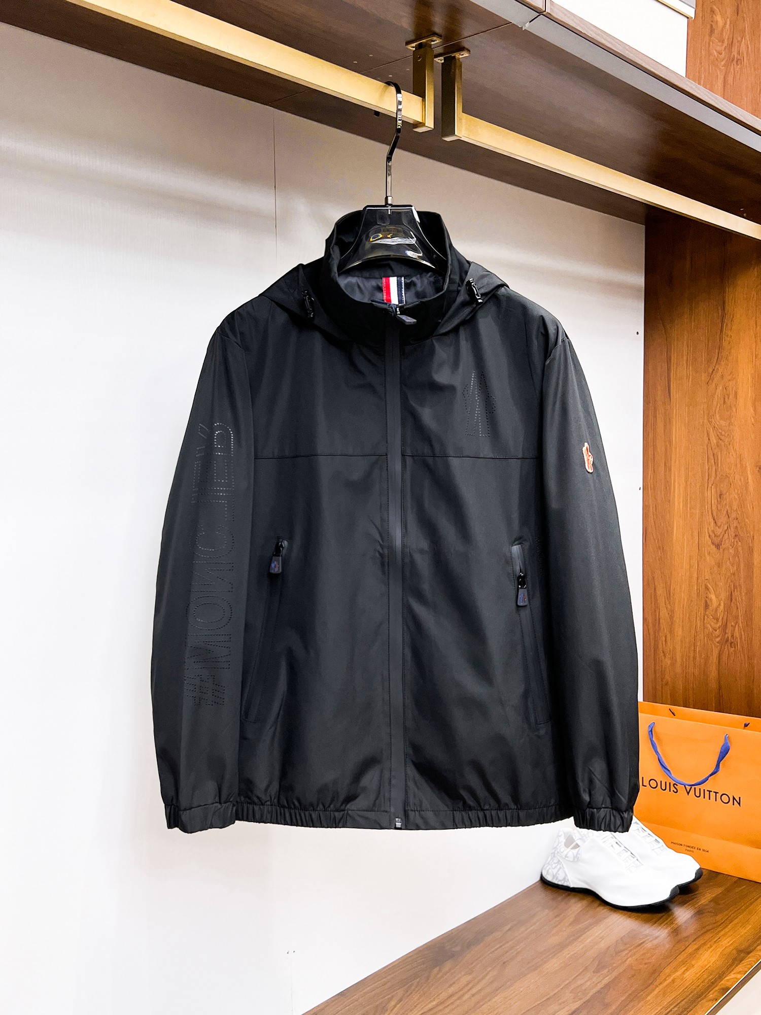 NO:132387,The same style on the official website, complete three standards, and is released in advance. 2025ss Spring New Men's Jacket Jacket, double-sided original single three standards, high-end version. Customized counter fabric, breathable and comfortable, impeccable details, brand element design concept, reflecting high quality. The feel is delicate and soft, presents casual cut, and the upper body style is superb. The number of sizes M~3XL, maximum wear 195 catties, Moncler, jackets & coats, jackets & coats, alexander wang19860909蒙口 官网同款,三标齐全,提前发售 2025ss开春新款男士夹克外套,双面穿原单三标齐全高端版本 专柜定制面料 透气舒适度高,细节无可挑剔,品牌元素设计理念,体现高品质.手感细腻柔软 呈现休闲裁剪,上身版型超赞 码数M～3XL,最大穿195斤,,Moncler,jackets & coats,jackets & coats,alexander wang,Men's clothing