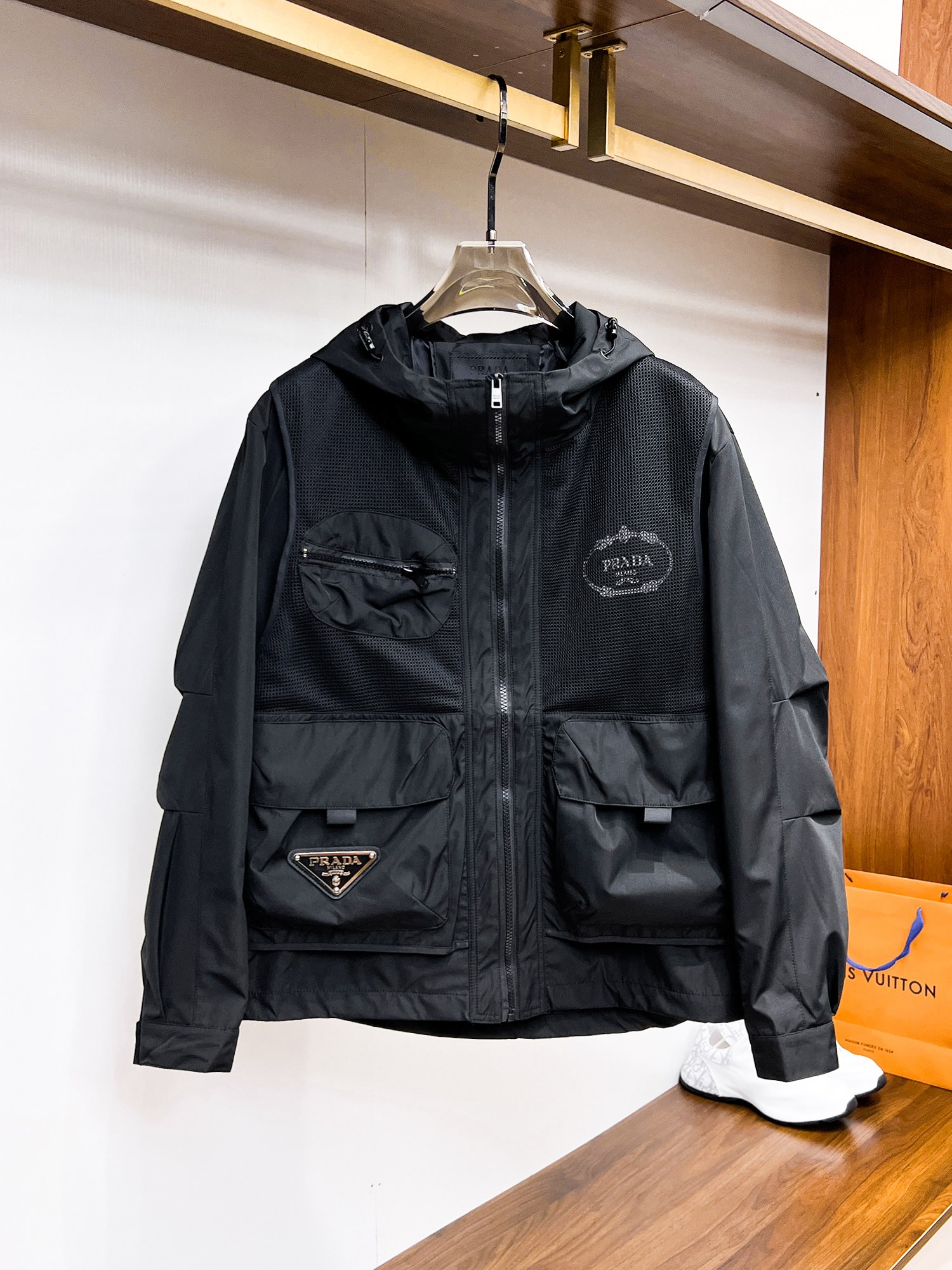 NO:132372,Prada's official website has the same style, complete three standards, and is available in advance. 2025ss Spring New Men's Jacket Jacket, double-sided original single three standards, high-end version, customized counter fabric, breathable and comfortable, impeccable details, brand element design concept, reflecting high quality. The feel is delicate and soft, presents casual cut, and the upper body style is superb. The number of sizes M~3XL, maximum wear 195 catties, prada, jackets & coats, jackets & coats, alexander wang19860909普拉达 官网同款,三标齐全,提前发售 2025ss开春新款男士夹克外套,双面穿原单三标齐全高端版本 专柜定制面料 透气舒适度高,细节无可挑剔,品牌元素设计理念,体现高品质.手感细腻柔软 呈现休闲裁剪,上身版型超赞 码数M～3XL,最大穿195斤,,prada,jackets & coats,jackets & coats,alexander wang,Men's clothing