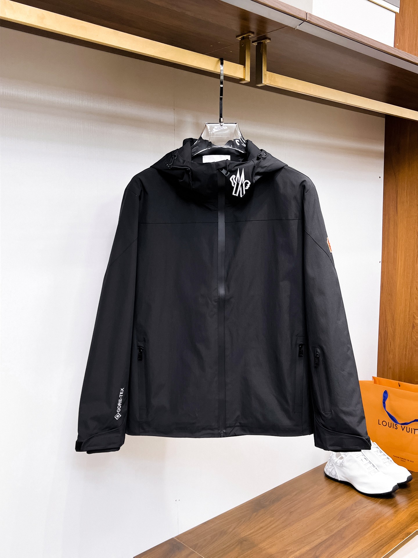 NO:132369,The same style on the official website, complete three standards, and is released in advance. 2025ss Spring New Men's Jacket Jacket, double-sided original single three standards, high-end version. Customized counter fabrics, breathable and comfortable, impeccable details, brand elements design concept, reflect high quality. The feel is delicate and soft, presents casual cut, and the upper body style is superb. Number of sizes M~3XL, maximum wear 195 catties, Moncler, jackets & coats, jackets & coats, alexander wang19860909蒙口 官网同款,三标齐全,提前发售 2025ss开春新款男士夹克外套,双面穿原单三标齐全高端版本 专柜定制面料 透气舒适度高,细节无可挑剔,品牌元素设计理念,体现高品质.手感细腻柔软 呈现休闲裁剪,上身版型超赞 码数M～3XL,最大穿195斤,,Moncler,jackets & coats,jackets & coats,alexander wang,Men's clothing