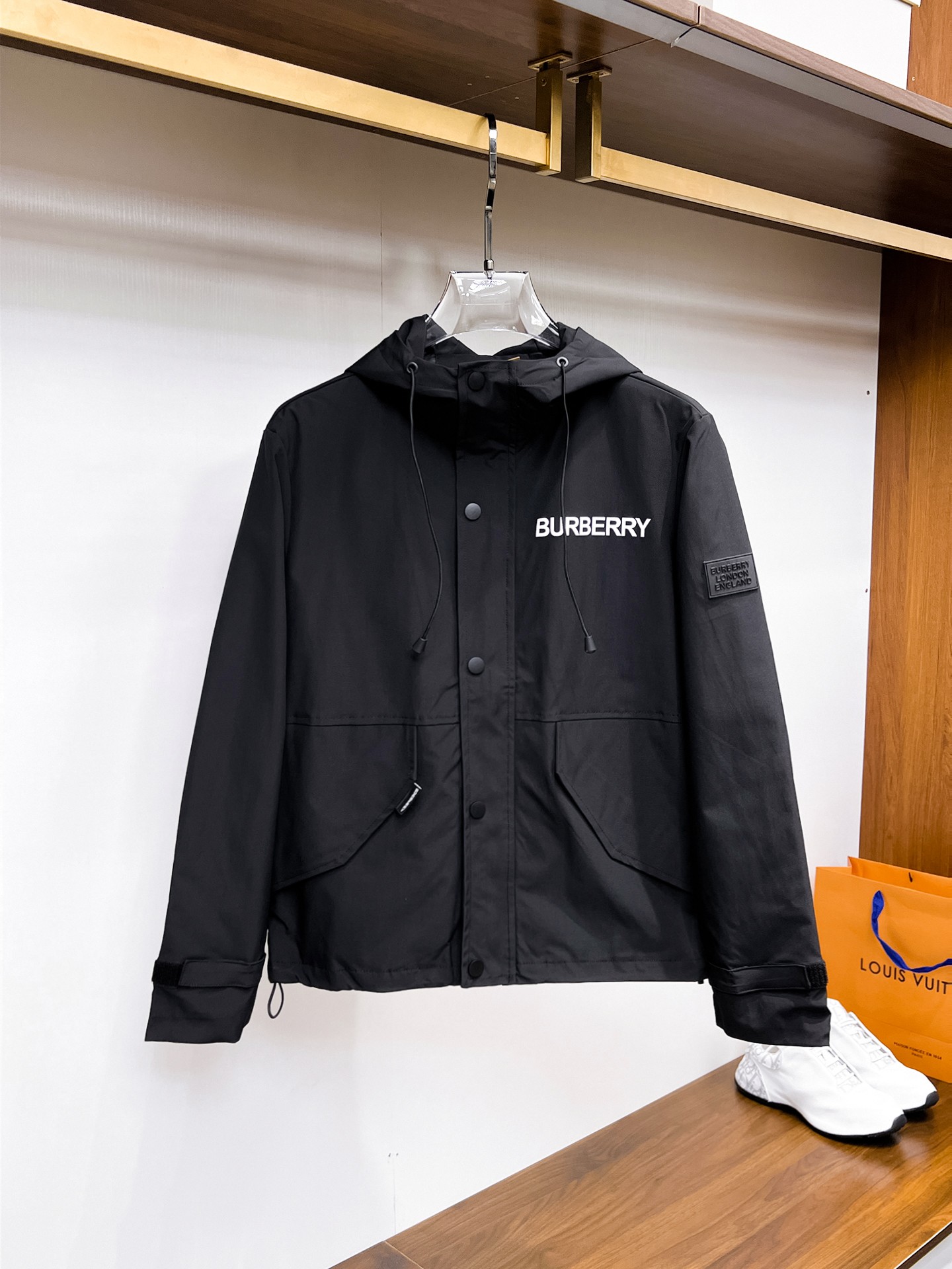 NO:937778,The same style as Burberry's official website, complete with three labels, on sale in advance. 2026ss new men's jacket for autumn, reversible original single with three labels, high-end version. Custom-made fabrics at the counter. Highly breathable and comfortable, impeccable details, brand element design concept, reflecting high quality. Delicate and soft feel. Casual tailoring, excellent upper body shape. Size M～3XL, maximum weight,,burberry,jackets & coats,jackets & coats,19860909巴宝莉 官网同款,三标齐全,提前发售 2026ss开秋新款男士夹克外套,双面穿原单三标齐全高端版本 专柜定制面料 透气舒适度高,细节无可挑剔,品牌元素设计理念,体现高品质.手感细腻柔软 呈现休闲裁剪,上身版型超赞 码数M～3XL,最大穿斤,,burberry,jackets & coats,jackets & coats,,Men's clothing