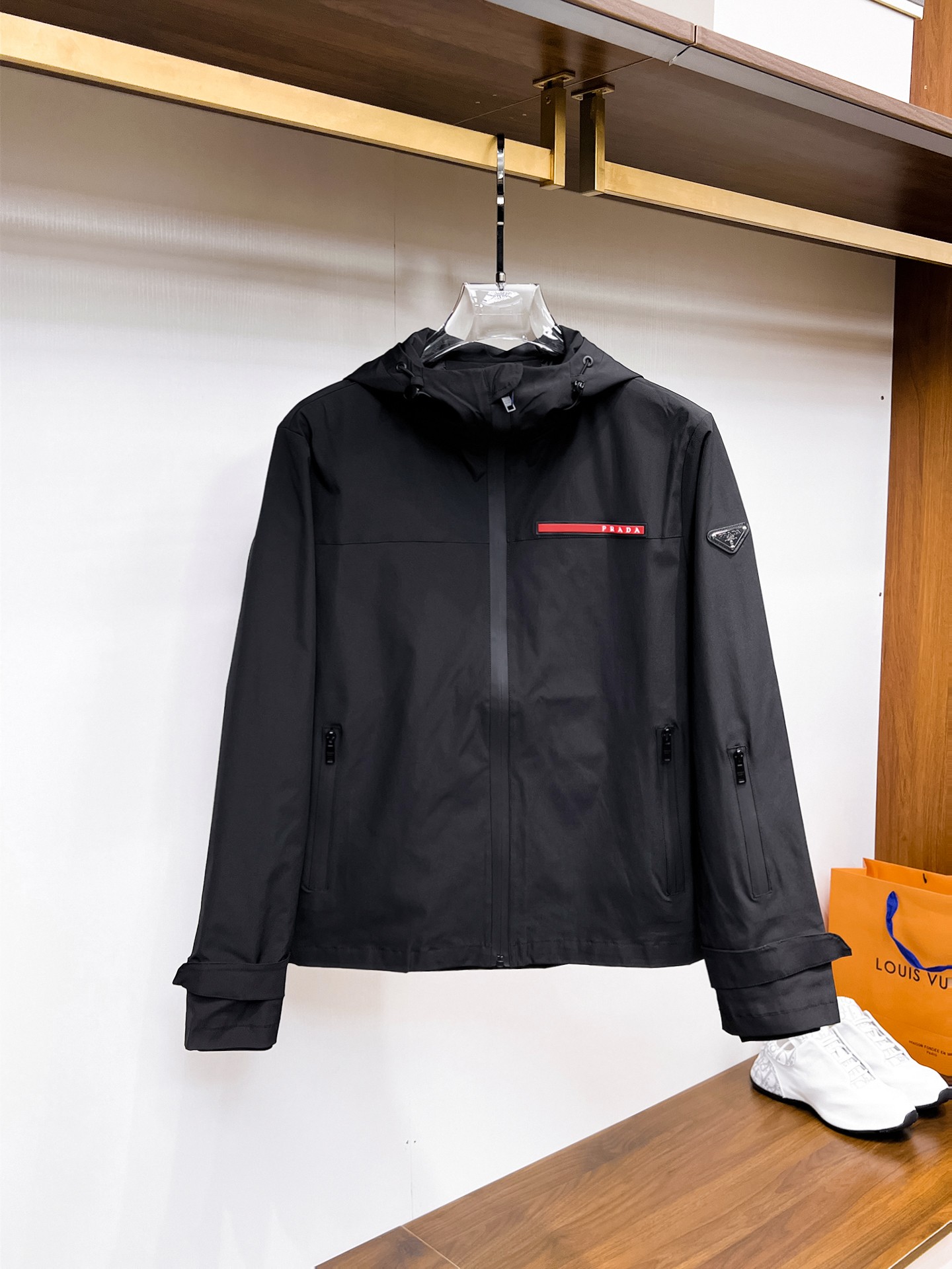 NO:937780,Prada official website same style, complete with three labels, sold in advance. 2026ss new men's jacket for fall, reversible original single with three labels, high-end version. Custom-made fabrics at the counter. Highly breathable and comfortable, impeccable details, brand element design concept, reflecting high quality. Delicate and soft feel. Casual tailoring, excellent upper body shape. Size M～3XL, maximum weight, prada, jackets & coats, jackets & coats,19860909普拉达 官网同款,三标齐全,提前发售 2026ss开秋新款男士夹克外套,双面穿原单三标齐全高端版本 专柜定制面料 透气舒适度高,细节无可挑剔,品牌元素设计理念,体现高品质.手感细腻柔软 呈现休闲裁剪,上身版型超赞 码数M～3XL,最大穿斤,,prada,jackets & coats,jackets & coats,,Men's clothing