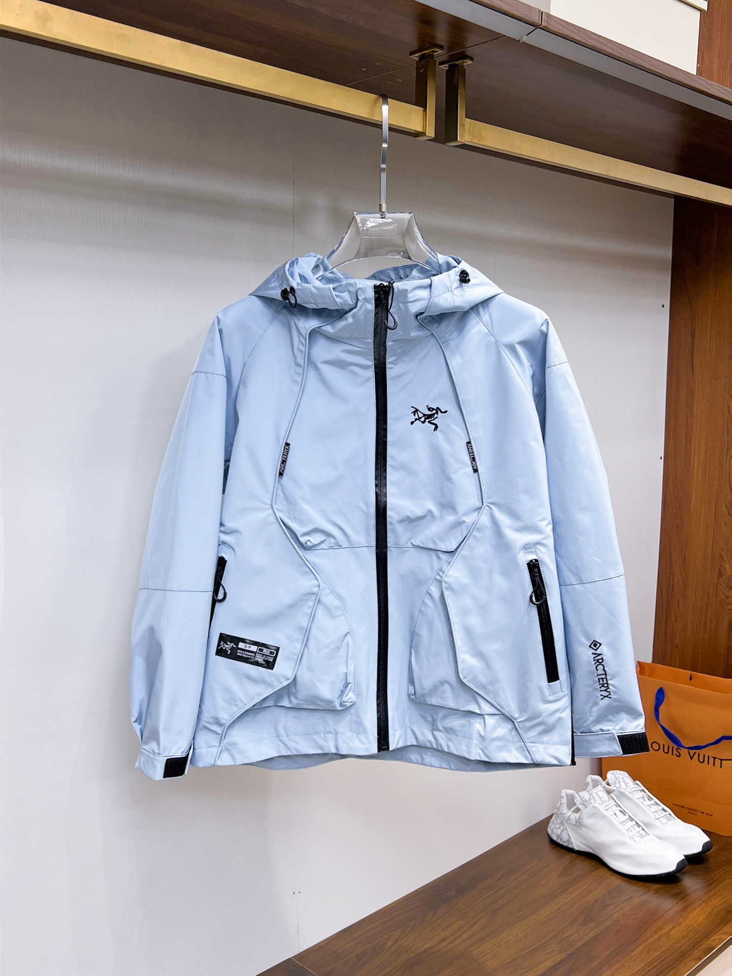 NO:132367,Archaeoptera bird has the same style on the official website, complete three standards, and is released in advance. 2025ss Spring New Men's Jacket Jacket, double-sided original single three standards, high-end version. Customized counter fabrics, breathable and comfortable, impeccable details, brand elements design concept, reflect high quality. The feel is delicate and soft, presents casual cut, and the upper body style is super good. The number of sizes M~3XL, maximum wear 195 catties, arc'teryx, jackets & coats, jackets & coats, alexander wang19860909始祖鸟 官网同款,三标齐全,提前发售 2025ss开春新款男士夹克外套,双面穿原单三标齐全高端版本 专柜定制面料 透气舒适度高,细节无可挑剔,品牌元素设计理念,体现高品质.手感细腻柔软 呈现休闲裁剪,上身版型超赞 码数M～3XL,最大穿195斤,arc'teryx,jackets & coats,jackets & coats,alexander wang,Men's clothing