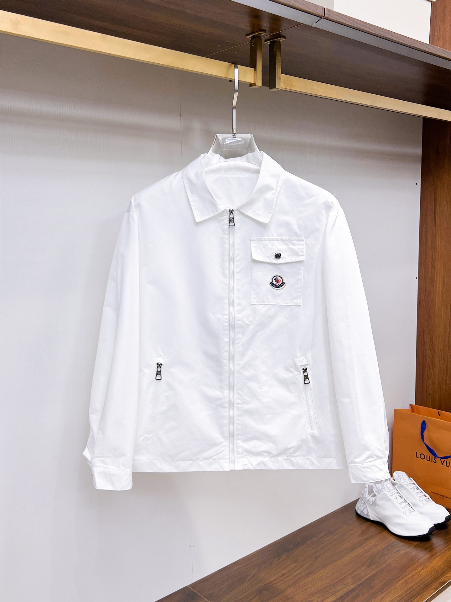 NO:937782,Mengkou The same style as the official website, complete with three labels, on sale in advance. 2026ss new autumn men's jacket, double-sided original single with three labels, high-end version. Custom-made fabrics at the counter. High breathability and comfort, impeccable details, brand element design concept, reflecting high quality. Delicate and soft feel. Casual tailoring, excellent upper body shape. Size M～3XL, maximum weight, Moncler, jackets & coats, jackets & coats,19860909蒙口 官网同款,三标齐全,提前发售 2026ss开秋新款男士夹克外套,双面穿原单三标齐全高端版本 专柜定制面料 透气舒适度高,细节无可挑剔,品牌元素设计理念,体现高品质.手感细腻柔软 呈现休闲裁剪,上身版型超赞 码数M～3XL,最大穿斤,,Moncler,jackets & coats,jackets & coats,,Men's clothing