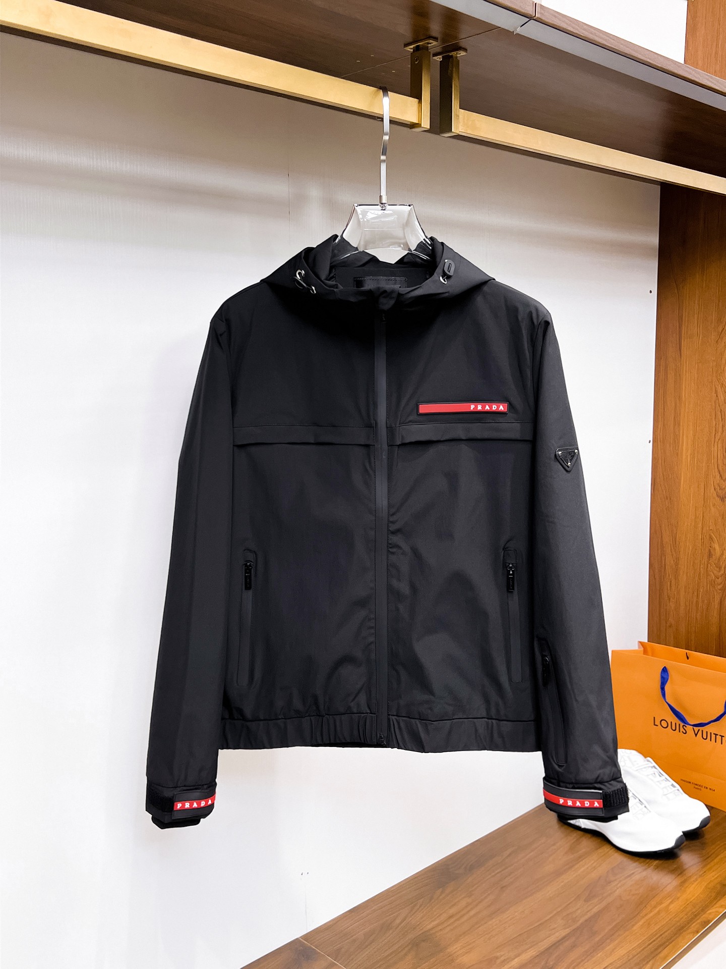 NO:132366,Prada's official website has the same style, complete three standards, and is available in advance. 2025ss Spring New Men's Jacket Jacket, double-sided original single three standards, high-end version, customized counter fabric, breathable and comfortable, impeccable details, brand element design concept, reflecting high quality. The feel is delicate and soft, presents casual cut, and the upper body style is superb. The number of sizes M~3XL, maximum wear 195 catties, prada, jackets & coats, jackets & coats, alexander wang19860909普拉达 官网同款,三标齐全,提前发售 2025ss开春新款男士夹克外套,双面穿原单三标齐全高端版本 专柜定制面料 透气舒适度高,细节无可挑剔,品牌元素设计理念,体现高品质.手感细腻柔软 呈现休闲裁剪,上身版型超赞 码数M～3XL,最大穿195斤,,prada,jackets & coats,jackets & coats,alexander wang,Men's clothing