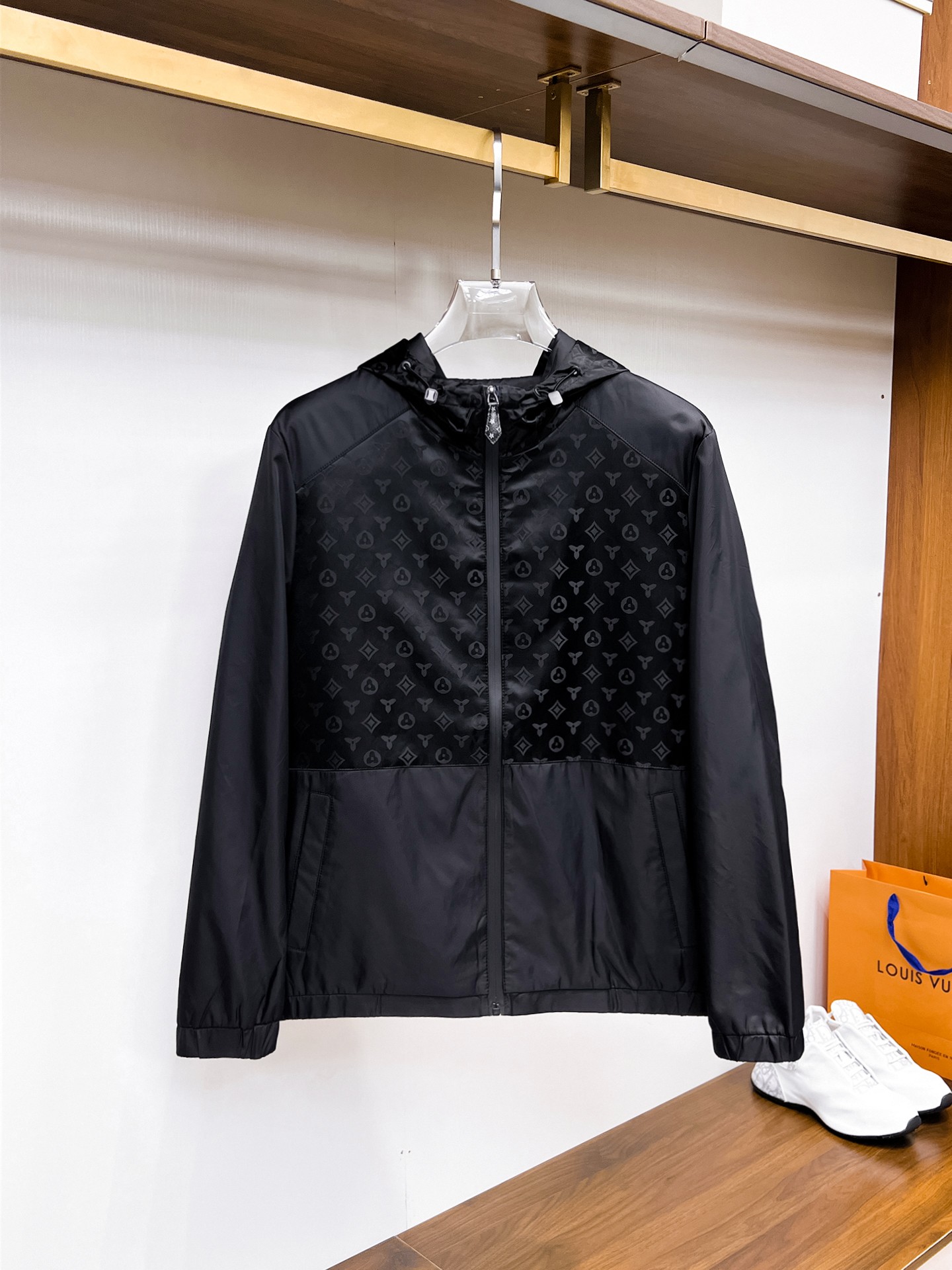 NO:937784,Same style as LV official website, complete with three labels, on sale in advance. 2026ss new autumn men's jacket, reversible original single with three labels, high-end version. Custom-made fabrics at the counter. Highly breathable and comfortable, impeccable details, brand element design concept, reflecting high quality. Delicate and soft feel. Casual tailoring, excellent upper body shape. Size M～3XL, maximum weight, Louis Vuitton, jackets & coats,jackets & coats,19860909LV 官网同款,三标齐全,提前发售 2026ss开秋新款男士夹克外套,双面穿原单三标齐全高端版本 专柜定制面料 透气舒适度高,细节无可挑剔,品牌元素设计理念,体现高品质.手感细腻柔软 呈现休闲裁剪,上身版型超赞 码数M～3XL,最大穿斤,,louis vuitton,jackets & coats,jackets & coats,,Men's clothing